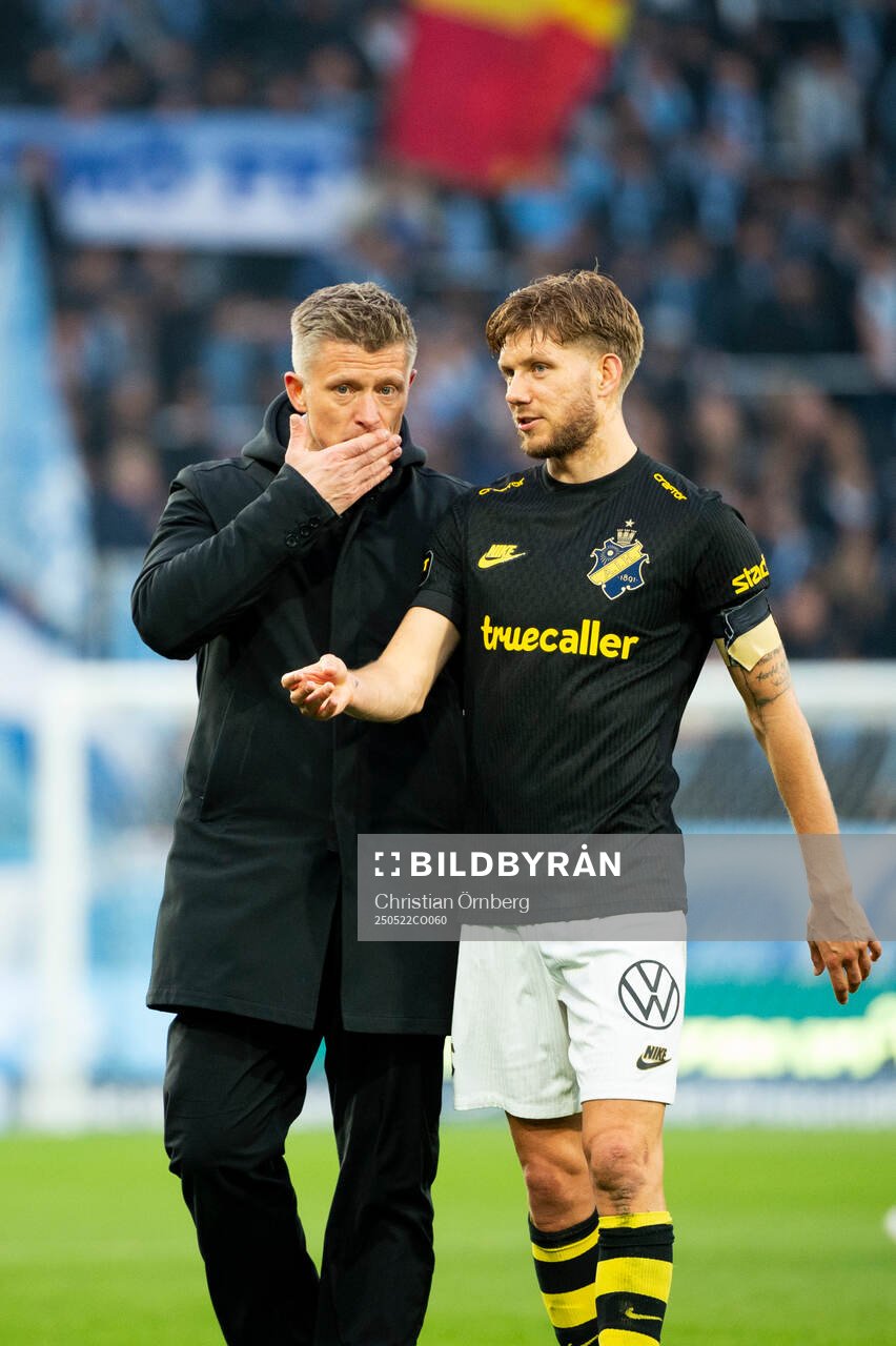 AIKs tränare Mikkjal Thomassen och Anton Salétros under fotbollsmatchen i Allsvenskan mellan Malmö FF och AIK den 22 maj 2025 i Malmö. 