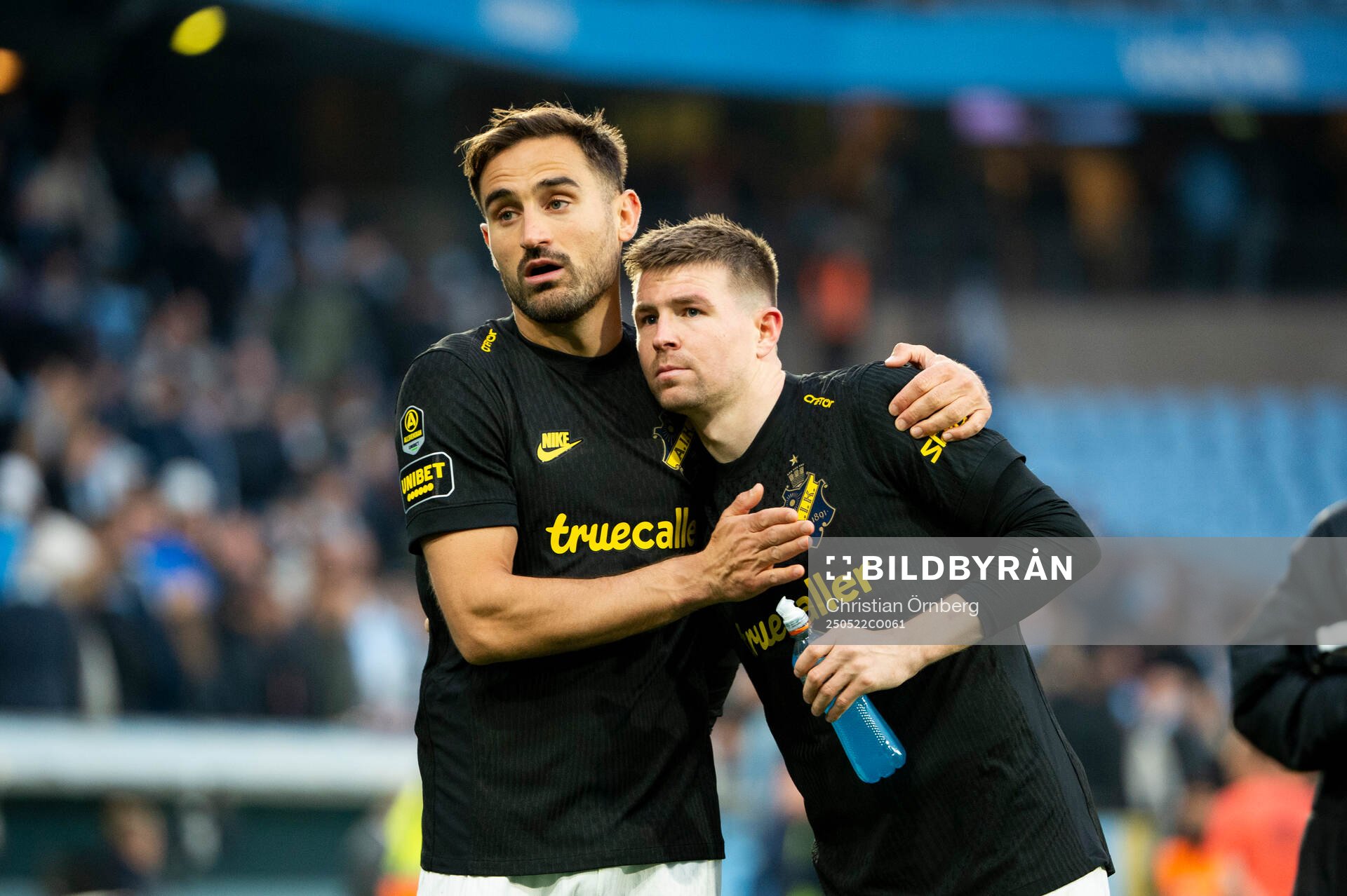 AIKs Sotirios Papagiannopoulos och AIKs Mads Døhr Thychosen efter fotbollsmatchen i Allsvenskan mellan Malmö FF och AIK den 22 maj 2025 i Malmö.