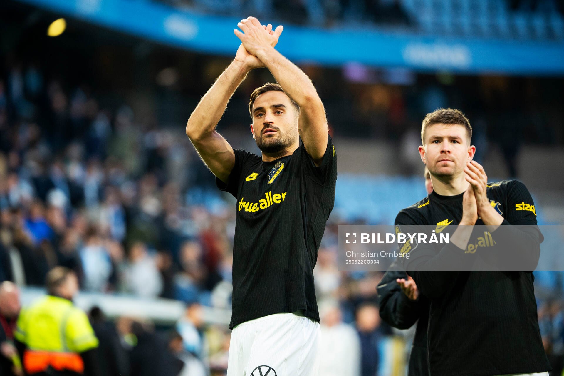 AIKs Sotirios Papagiannopoulos och AIKs Mads Døhr Thychosen efter fotbollsmatchen i Allsvenskan mellan Malmö FF och AIK den 22 maj 2025 i Malmö.