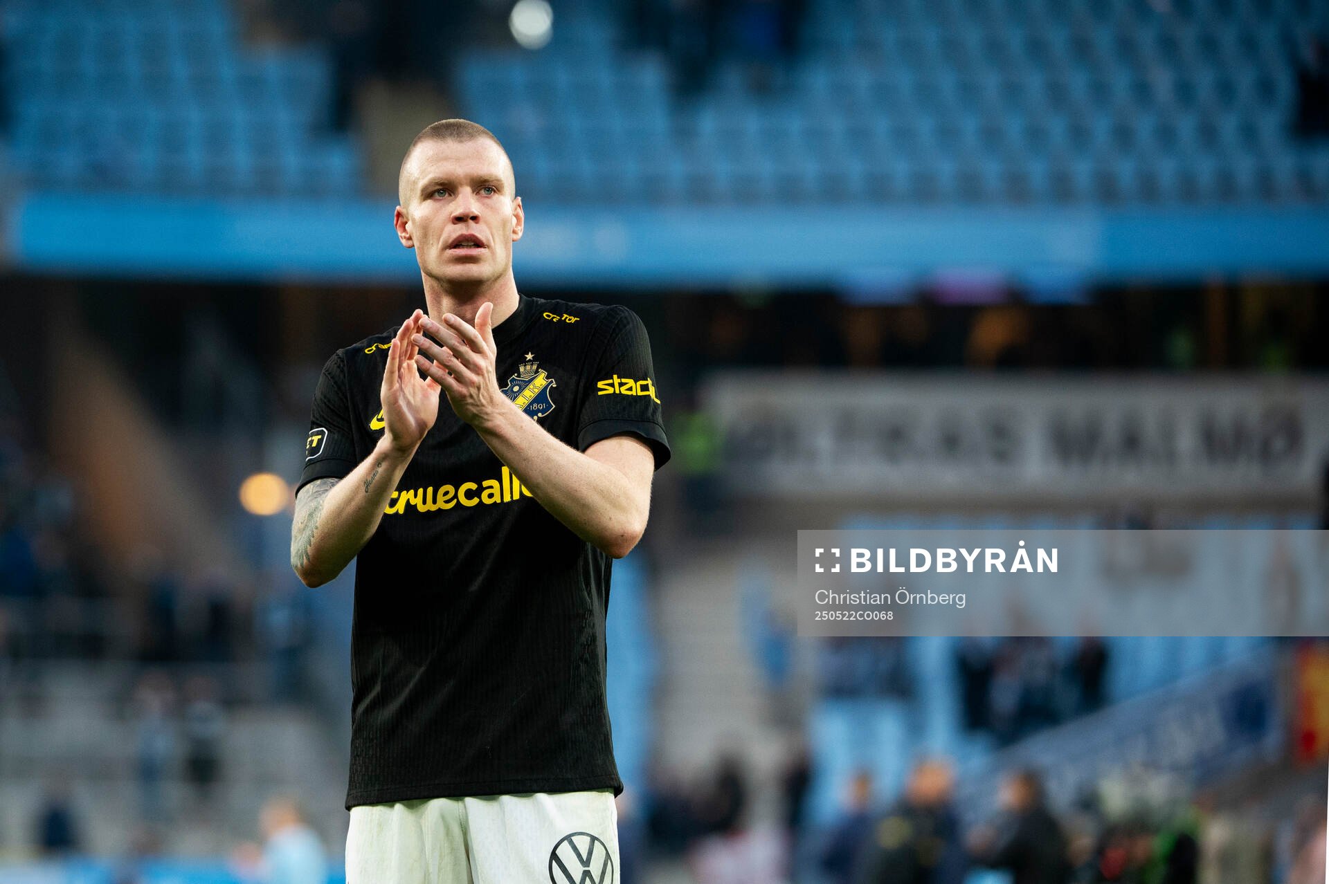 AIKs Thomas Poppler Isherwood efter fotbollsmatchen i Allsvenskan mellan Malmö FF och AIK den 22 maj 2025 i Malmö. 