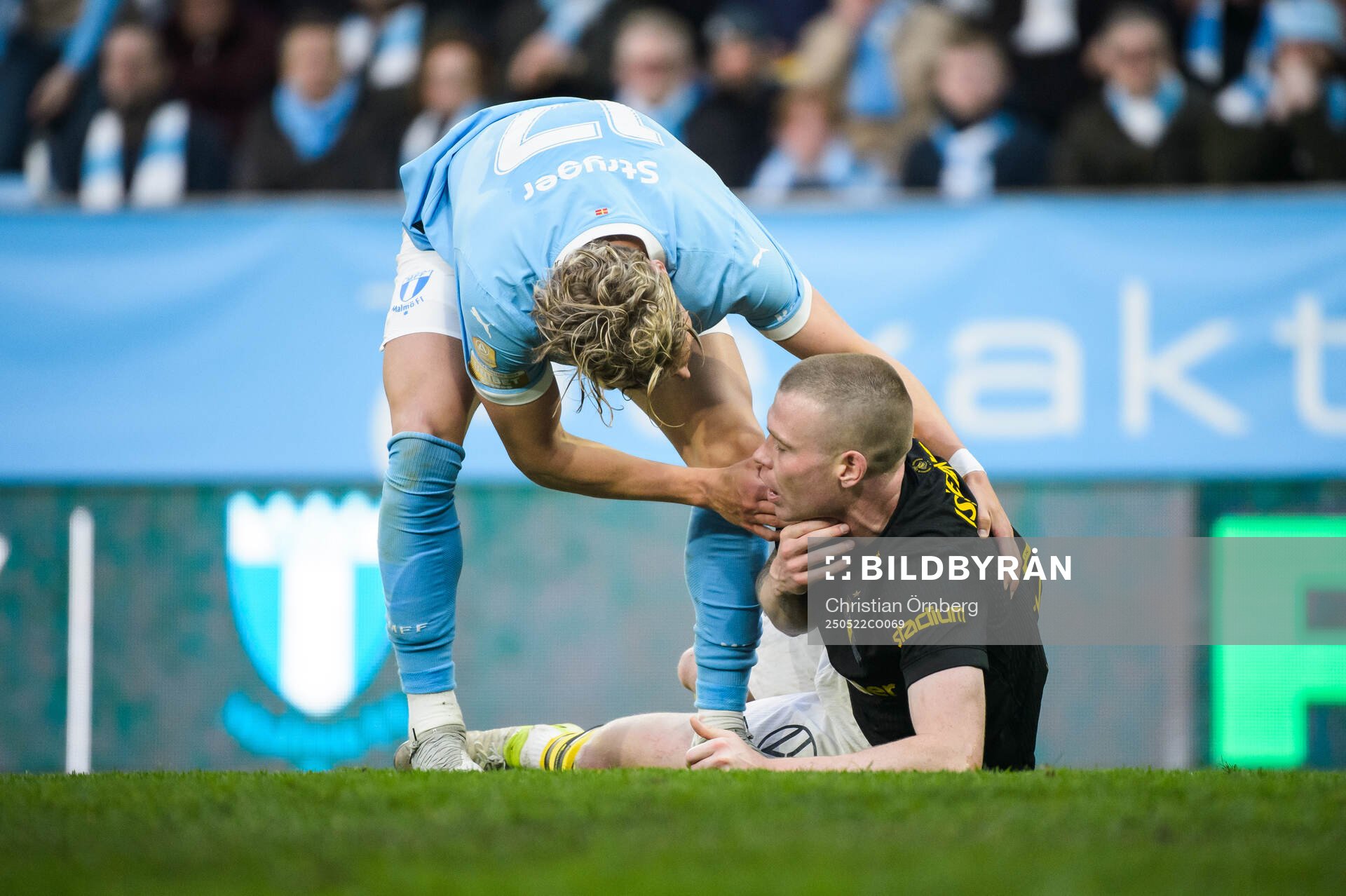 Malmö FFs Jens Stryger Larsen och AIKs Thomas Poppler Isherwood under fotbollsmatchen i Allsvenskan mellan Malmö FF och AIK den 22 maj 2025 i Malmö.