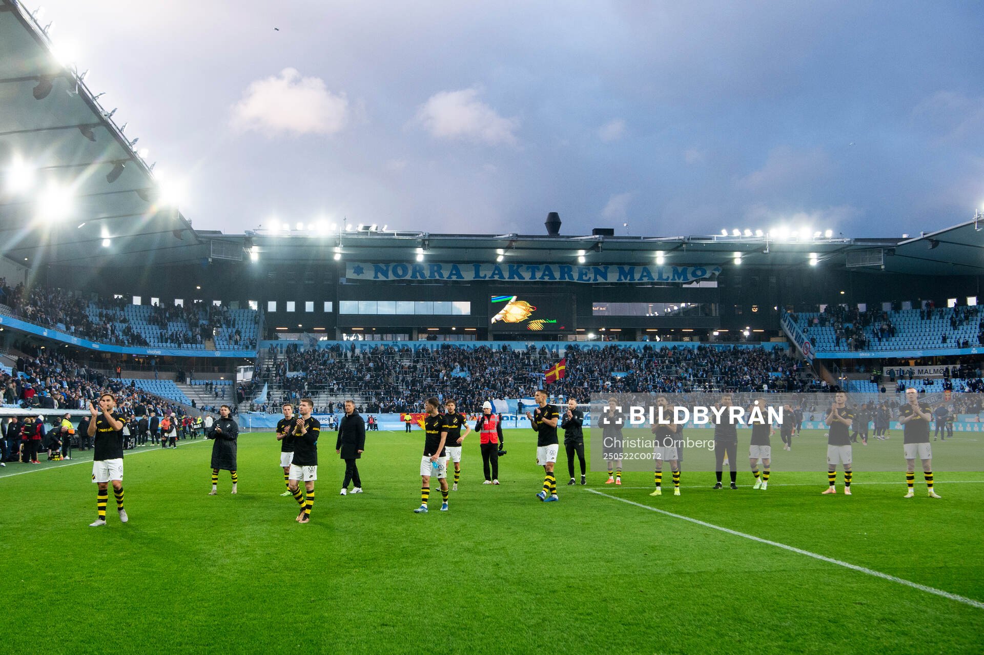 AIKs spelare efter fotbollsmatchen i Allsvenskan mellan Malmö FF och AIK den 22 maj 2025 i Malmö. 