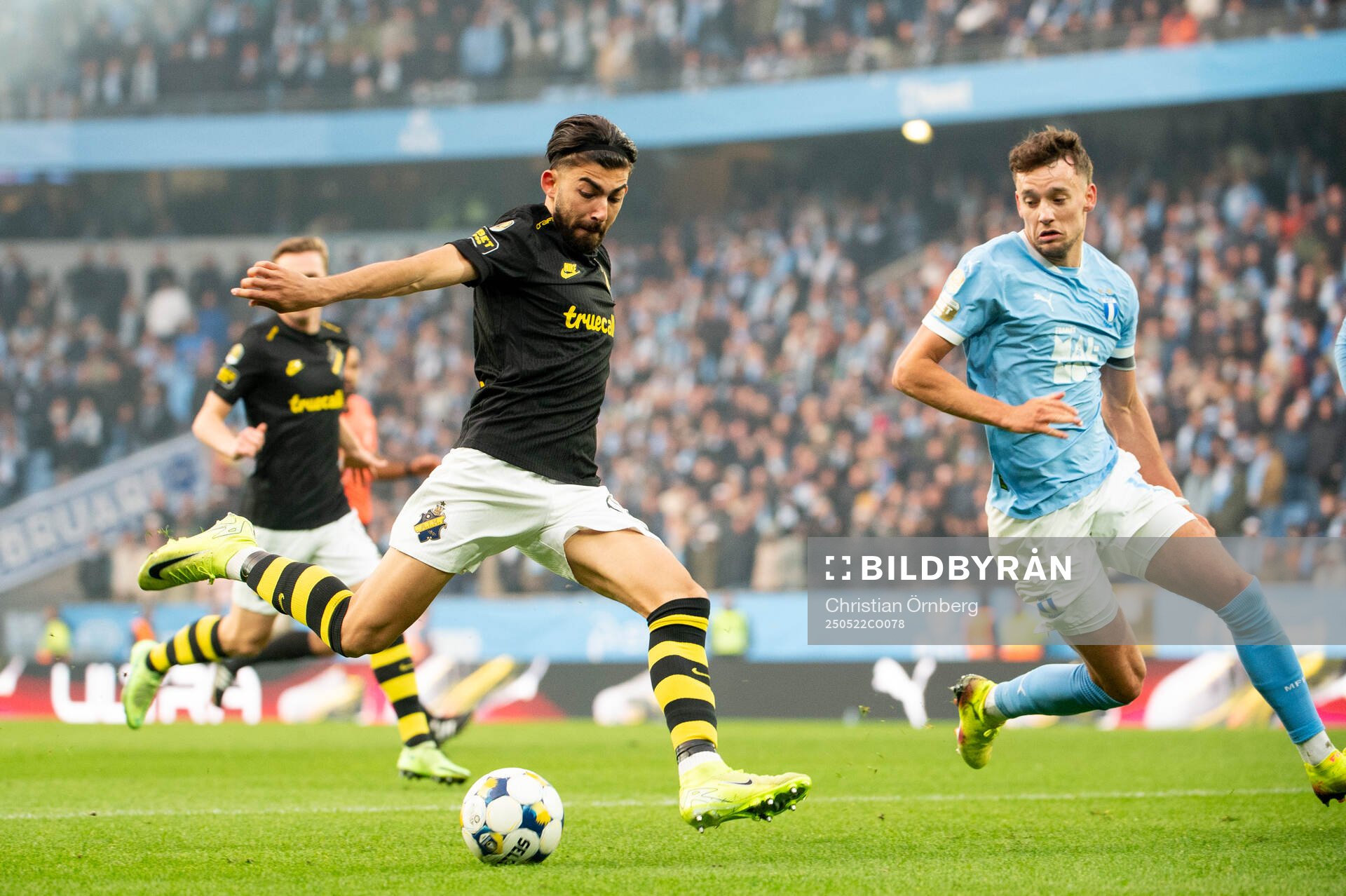 AIKs Andronikos Kakoullis och Malmö FFs Colin Rösler under fotbollsmatchen i Allsvenskan mellan Malmö FF och AIK den 22 maj 2025 i Malmö. 