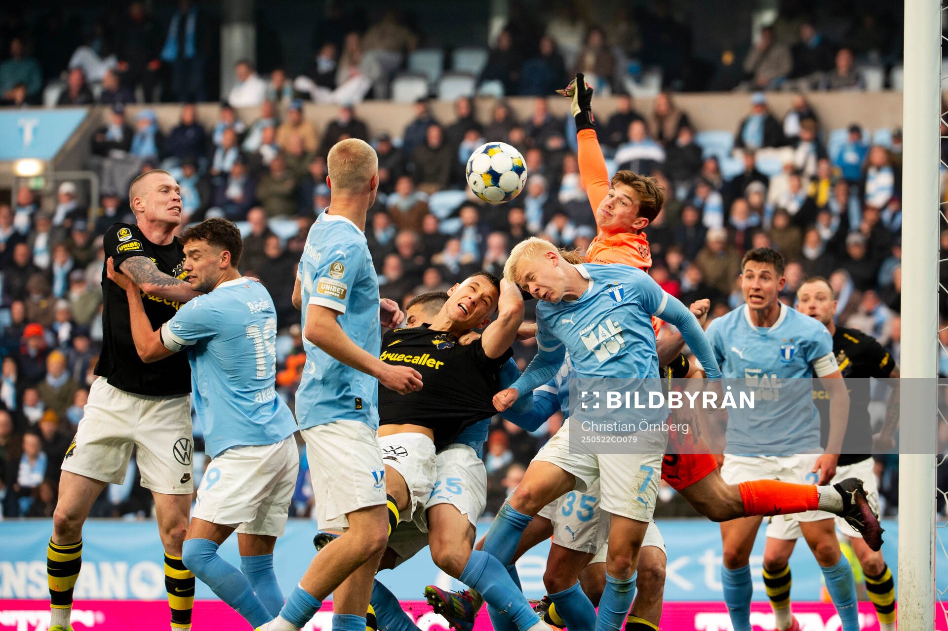 AIKs Filip Benkovic mot Malmö FFs Otto Rosengren och Malmö FFs målvakt Melker Ellborg under fotbollsmatchen i Allsvenskan mellan Malmö FF och AIK den 22 maj 2025 i Malmö.