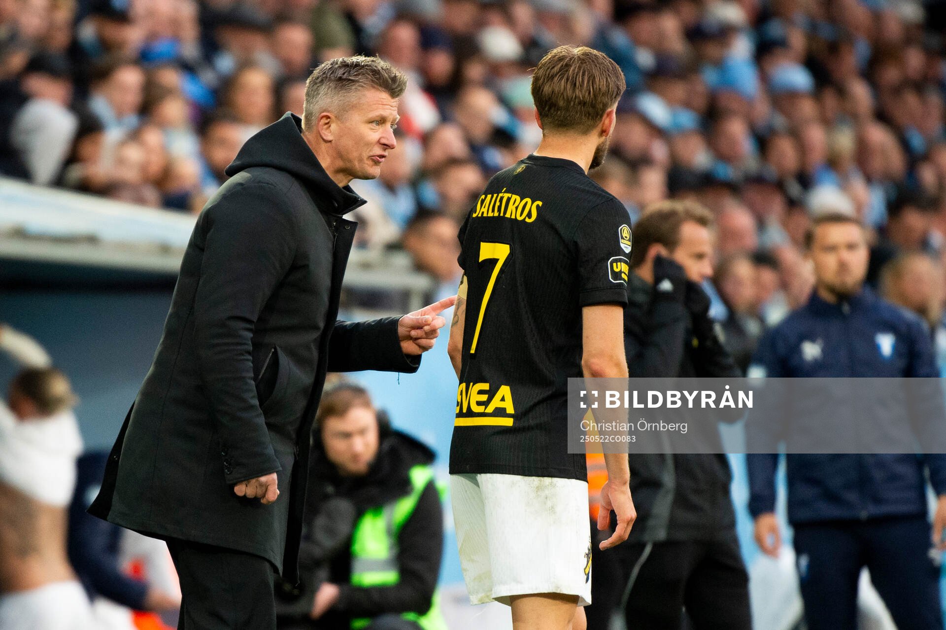 AIKs tränare Mikkjal Thomassen och Anton Salétros under fotbollsmatchen i Allsvenskan mellan Malmö FF och AIK den 22 maj 2025 i Malmö. 