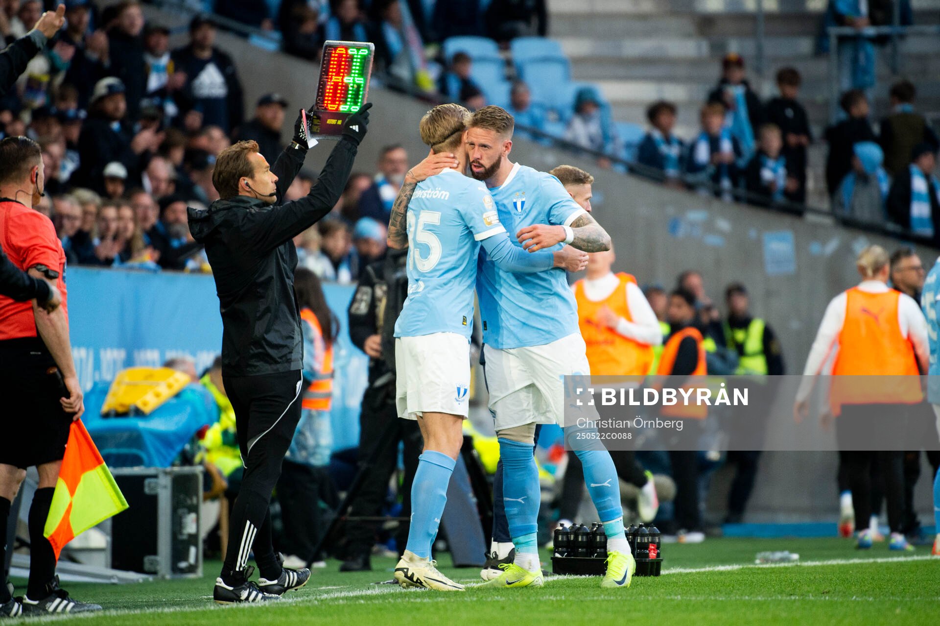 Malmö FFs Pontus Jansson går ut och Nils Zätterström