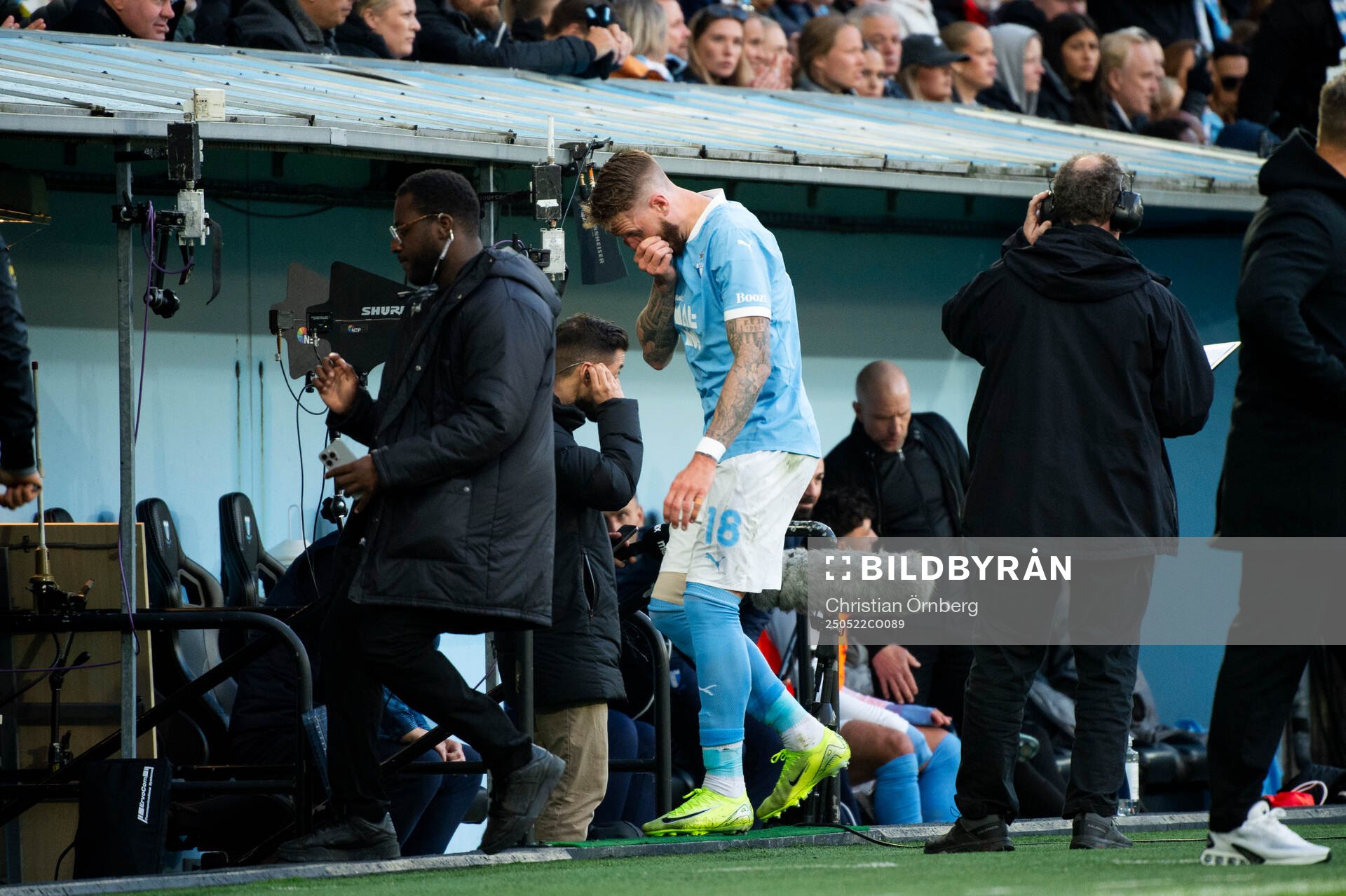 Malmö FFs Pontus Jansson lämnar planen efter skada under fotbollsmatchen i Allsvenskan mellan Malmö FF och AIK den 22 maj 2025 i Malmö. 