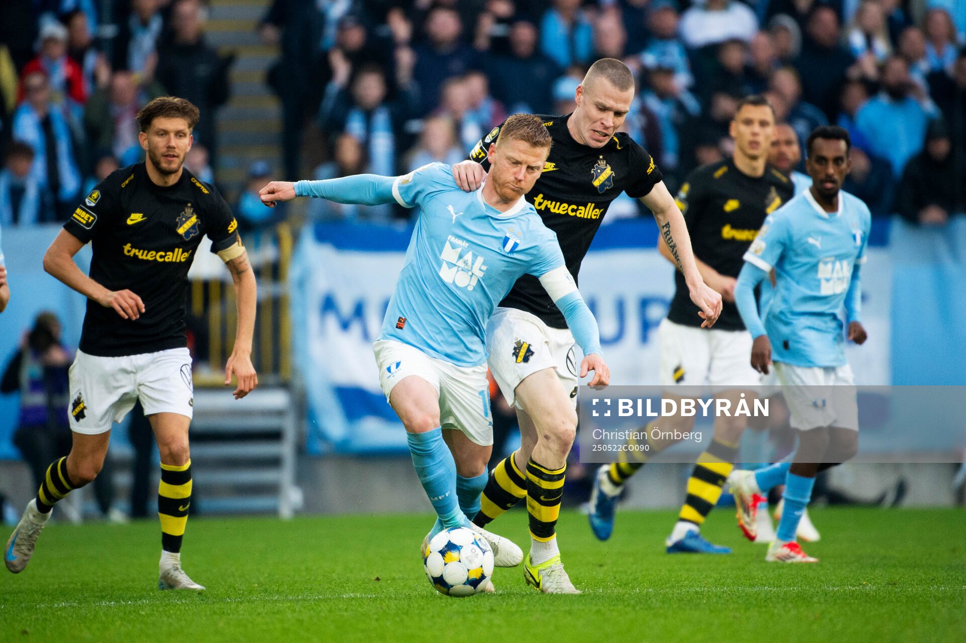 Malmö FFs Anders Christiansen och AIKs Thomas Poppler Isherwood under fotbollsmatchen i Allsvenskan mellan Malmö FF och AIK den 22 maj 2025 i Malmö.