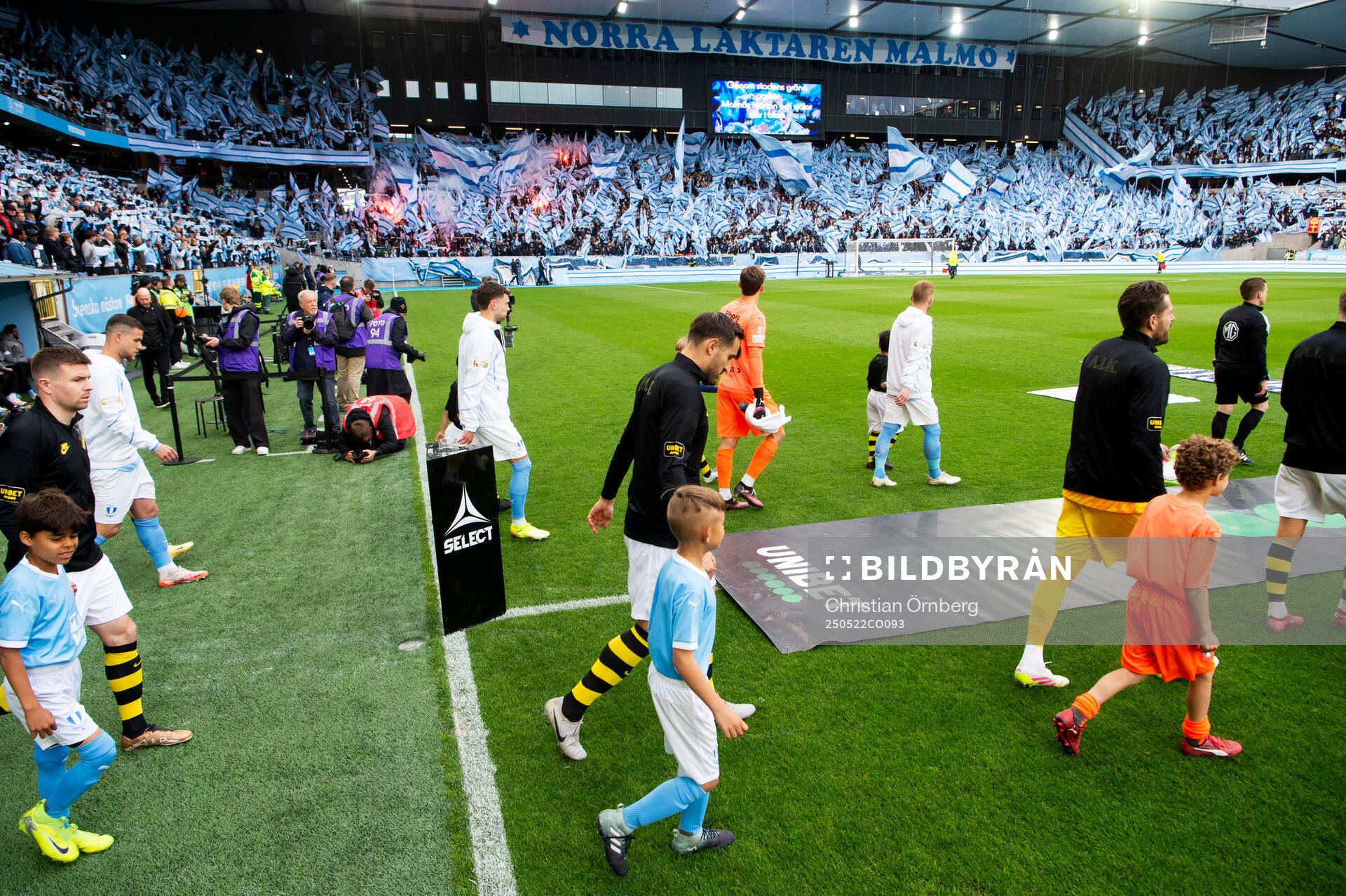 Spelarna kommer in inför fotbollsmatchen i Allsvenskan mellan Malmö FF och AIK den 22 maj 2025 i Malmö. 