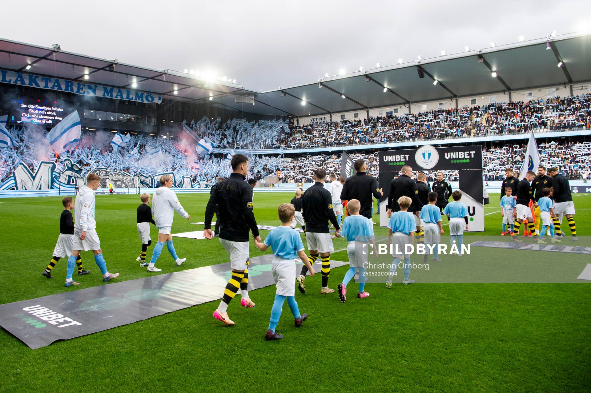 Spelarna kommer in inför fotbollsmatchen i Allsvenskan mellan Malmö FF och AIK den 22 maj 2025 i Malmö. 