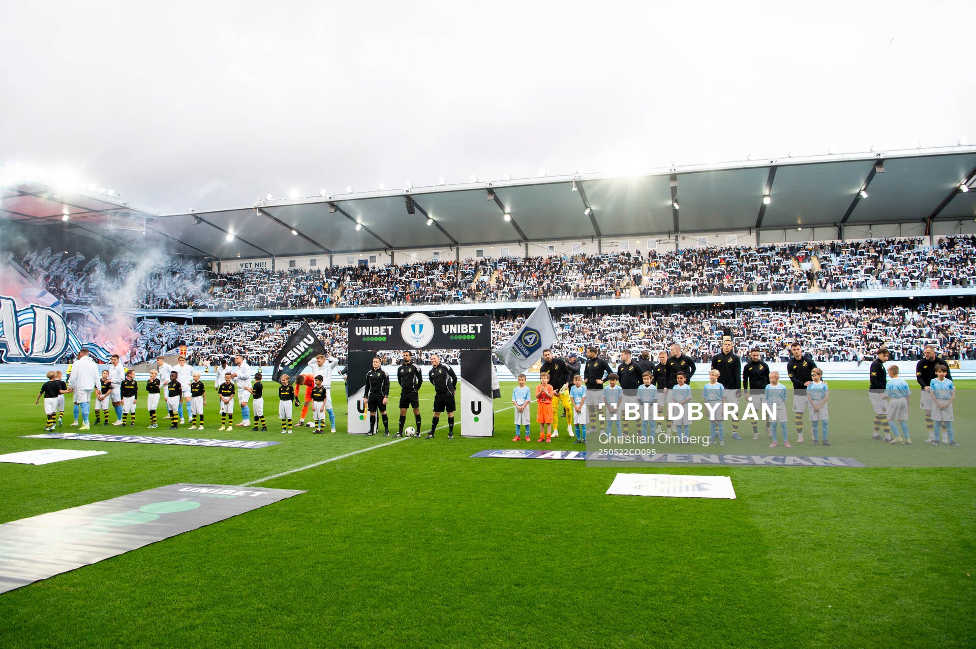 Spelarna inför fotbollsmatchen i Allsvenskan mellan Malmö FF och AIK den 22 maj 2025 i Malmö. 