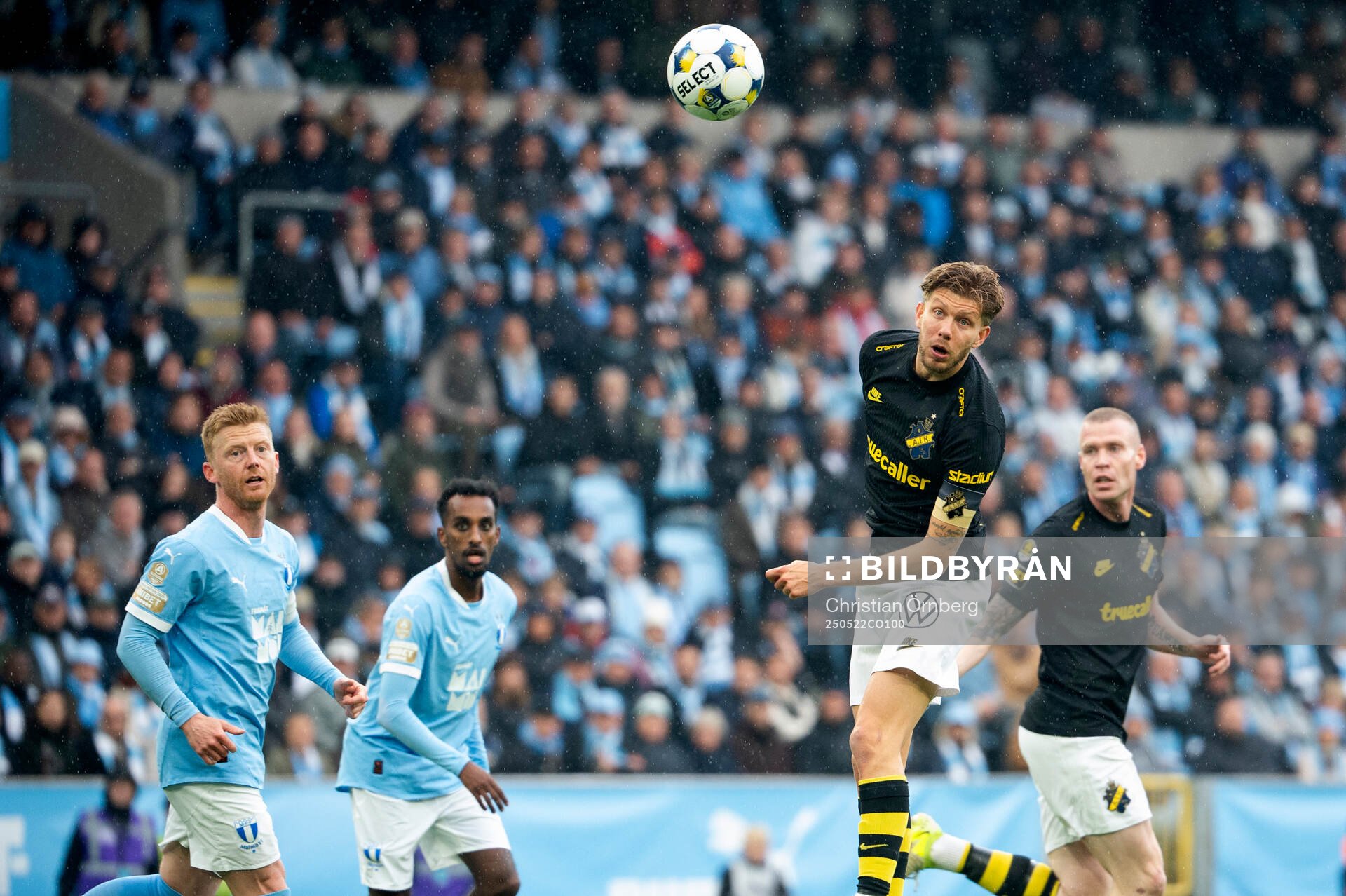 AIKs Anton Salétros mot Malmö FFs Anders Christiansen under fotbollsmatchen i Allsvenskan mellan Malmö FF och AIK den 22 maj 2025 i Malmö.