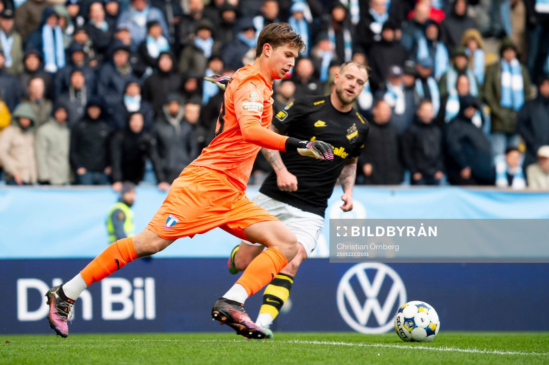 Malmö FFs målvakt Melker Ellborg mot AIKs AIKs John Guidetti under fotbollsmatchen i Allsvenskan mellan Malmö FF och AIK den 22 maj 2025 i Malmö.