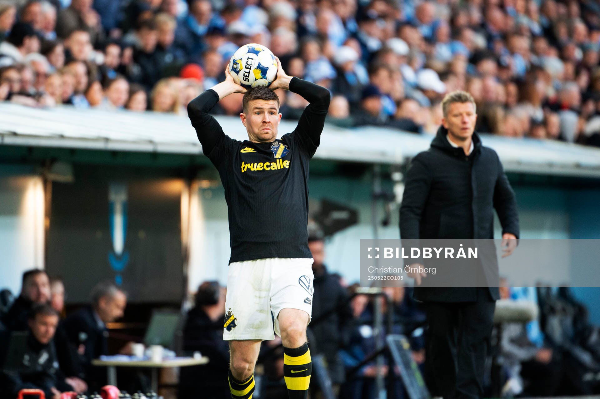 AIKs Mads Døhr Thychosen under fotbollsmatchen i Allsvenskan mellan Malmö FF och AIK den 22 maj 2025 i Malmö. 