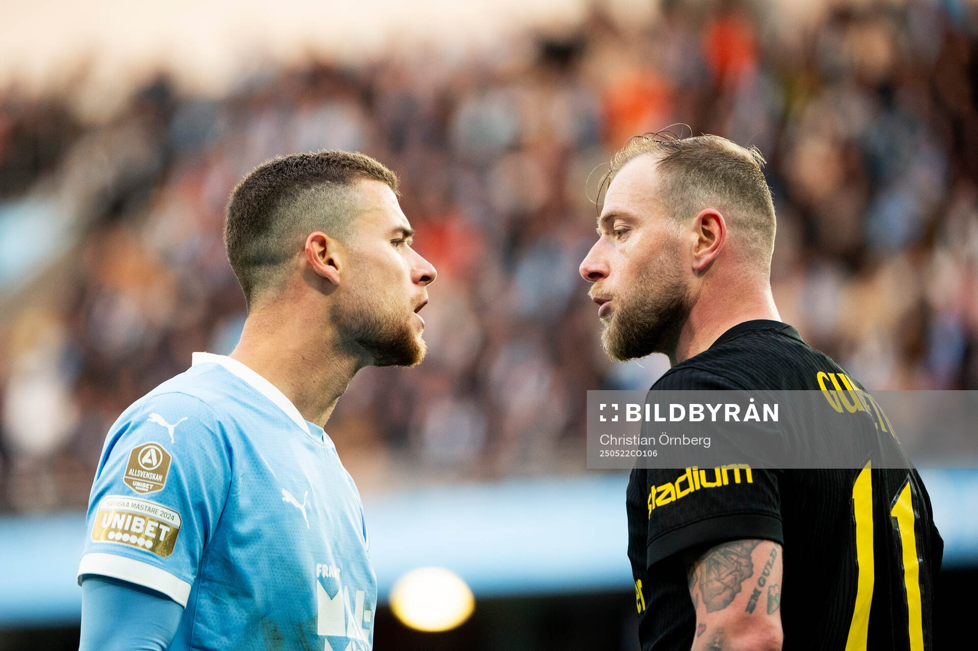 Malmö FFs Gabriel Busanello och AIKs John Guidetti under fotbollsmatchen i Allsvenskan mellan Malmö FF och AIK den 22 maj 2025 i Malmö. 