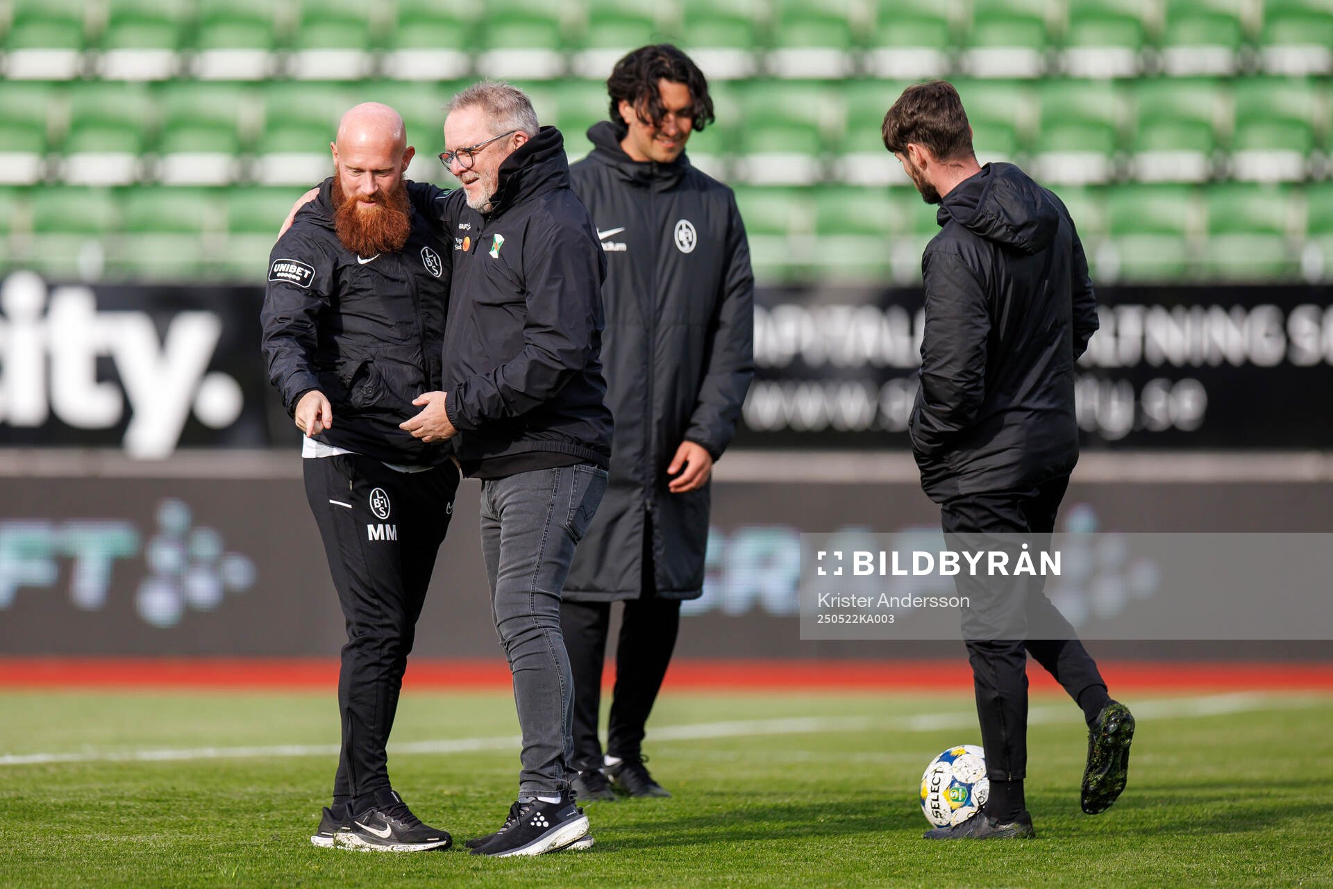 Landskronas tränare Max Mölder och Varbergs tränare Roar Hansen inför fotbollsmatchen i Superettan mellan Varberg och Landskrona den 22 maj 2025 i Varberg.