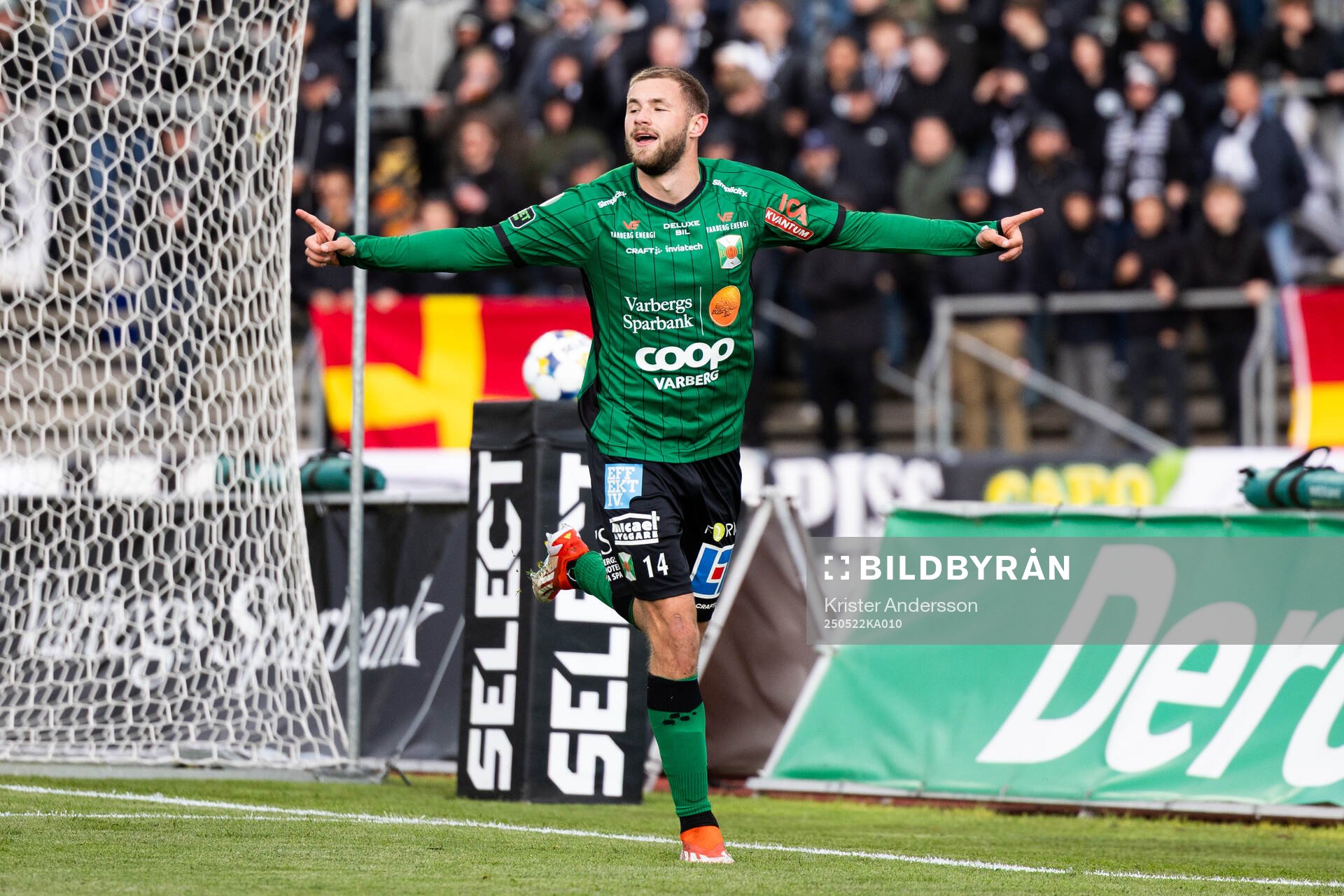 Varbergs Oliver Alfonsi jublar efter 3-0 under fotbollsmatchen i Superettan mellan Varberg och Landskrona den 22 maj 2025 i Varberg. 