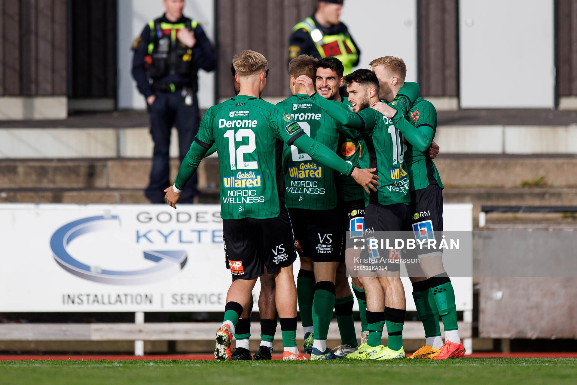 Varbergs Marc Ante Tokich jublar med laget efter 1-0 under fotbollsmatchen i Superettan mellan Varberg och Landskrona den 22 maj 2025 i Varberg. 