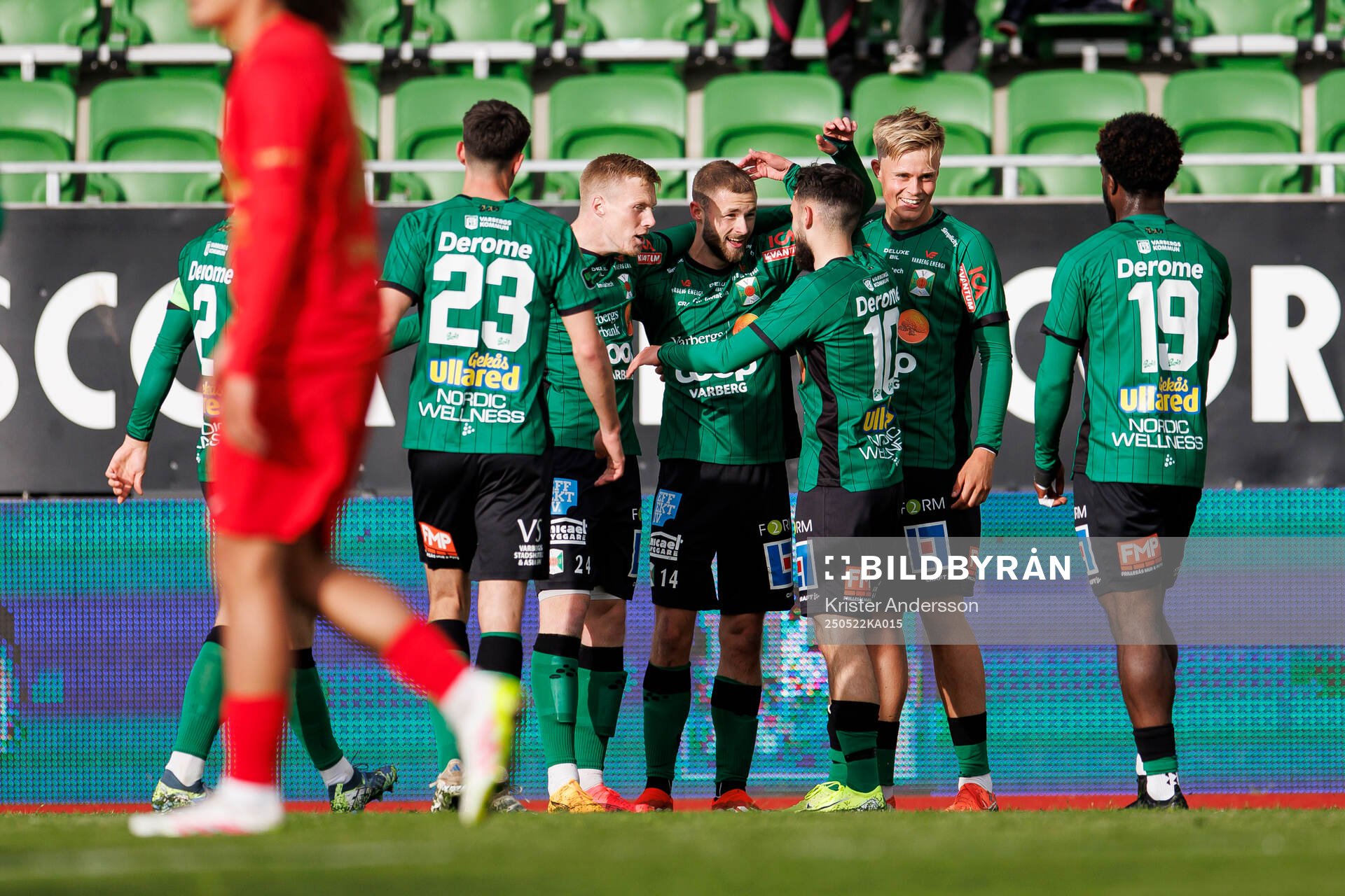Varbergs Oliver Alfonsi jublar med laget efter 2-0 under fotbollsmatchen i Superettan mellan Varberg och Landskrona den 22 maj 2025 i Varberg.