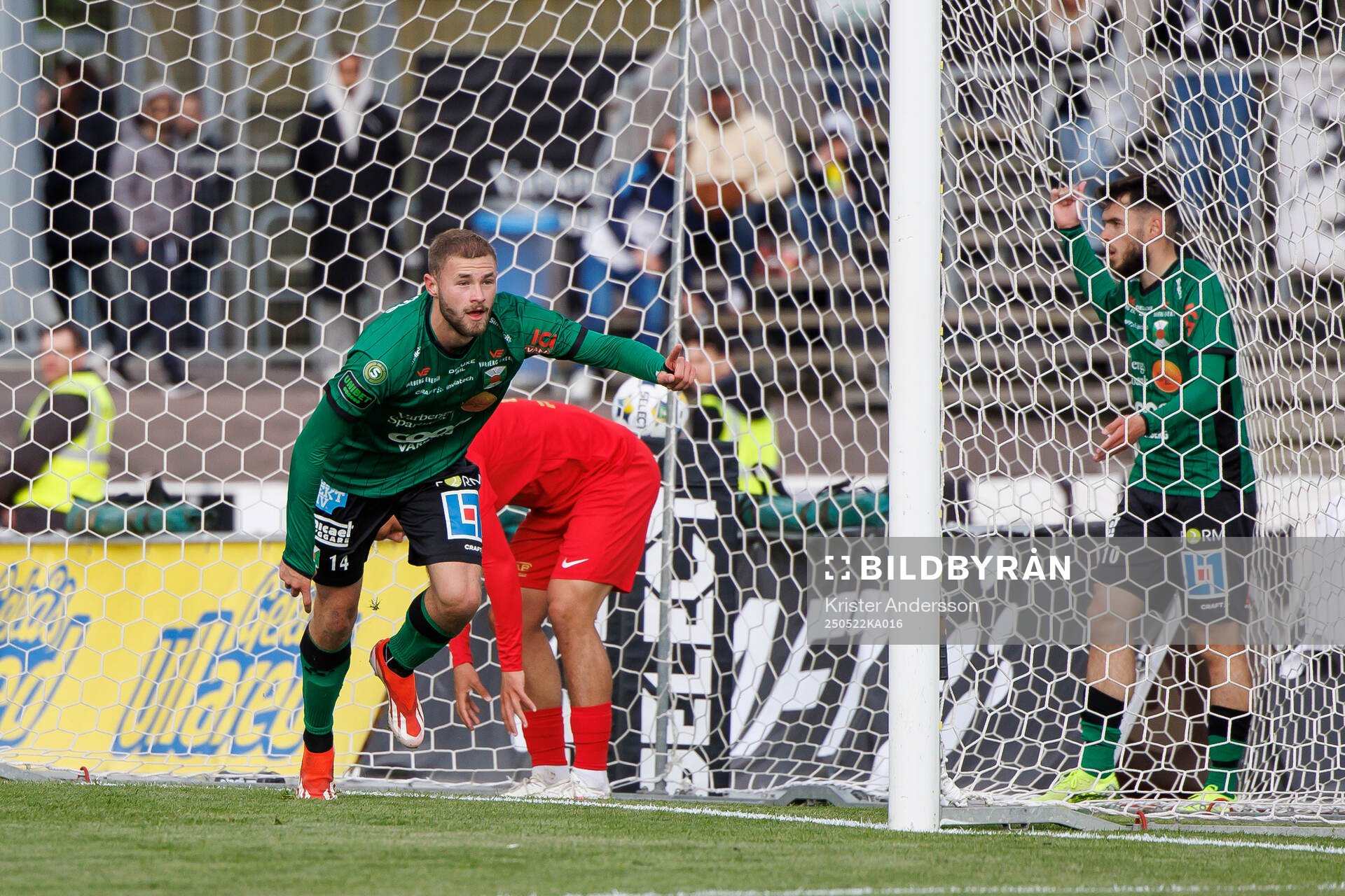 Varbergs Oliver Alfonsi jublar efter 3-0 under fotbollsmatchen i Superettan mellan Varberg och Landskrona den 22 maj 2025 i Varberg. 