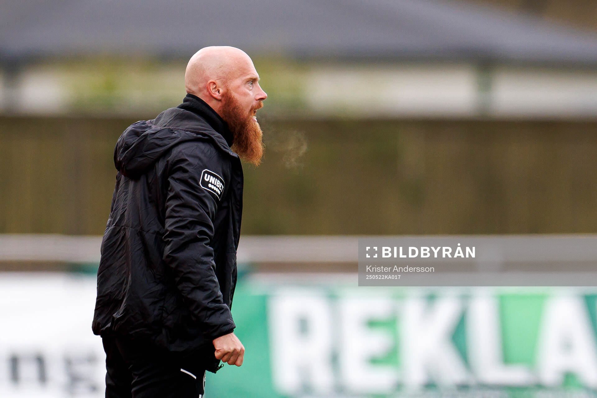 Landskronas tränare Max Mölder under fotbollsmatchen i Superettan mellan Varberg och Landskrona den 22 maj 2025 i Varberg. 