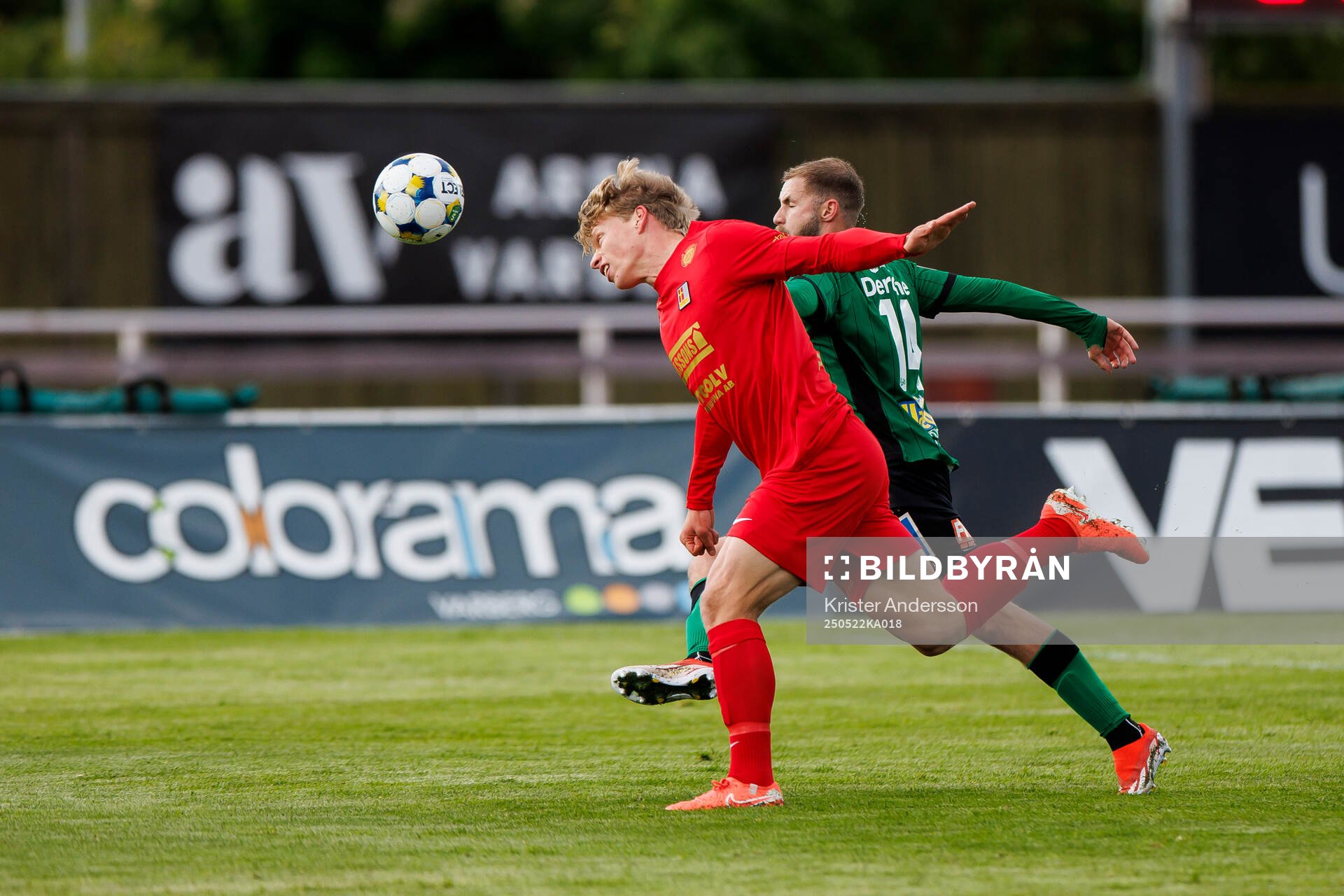 Landskronas Gustaf Bruzelius och Varbergs Oliver Alfonsi under fotbollsmatchen i Superettan mellan Varberg och Landskrona den 22 maj 2025 i Varberg.