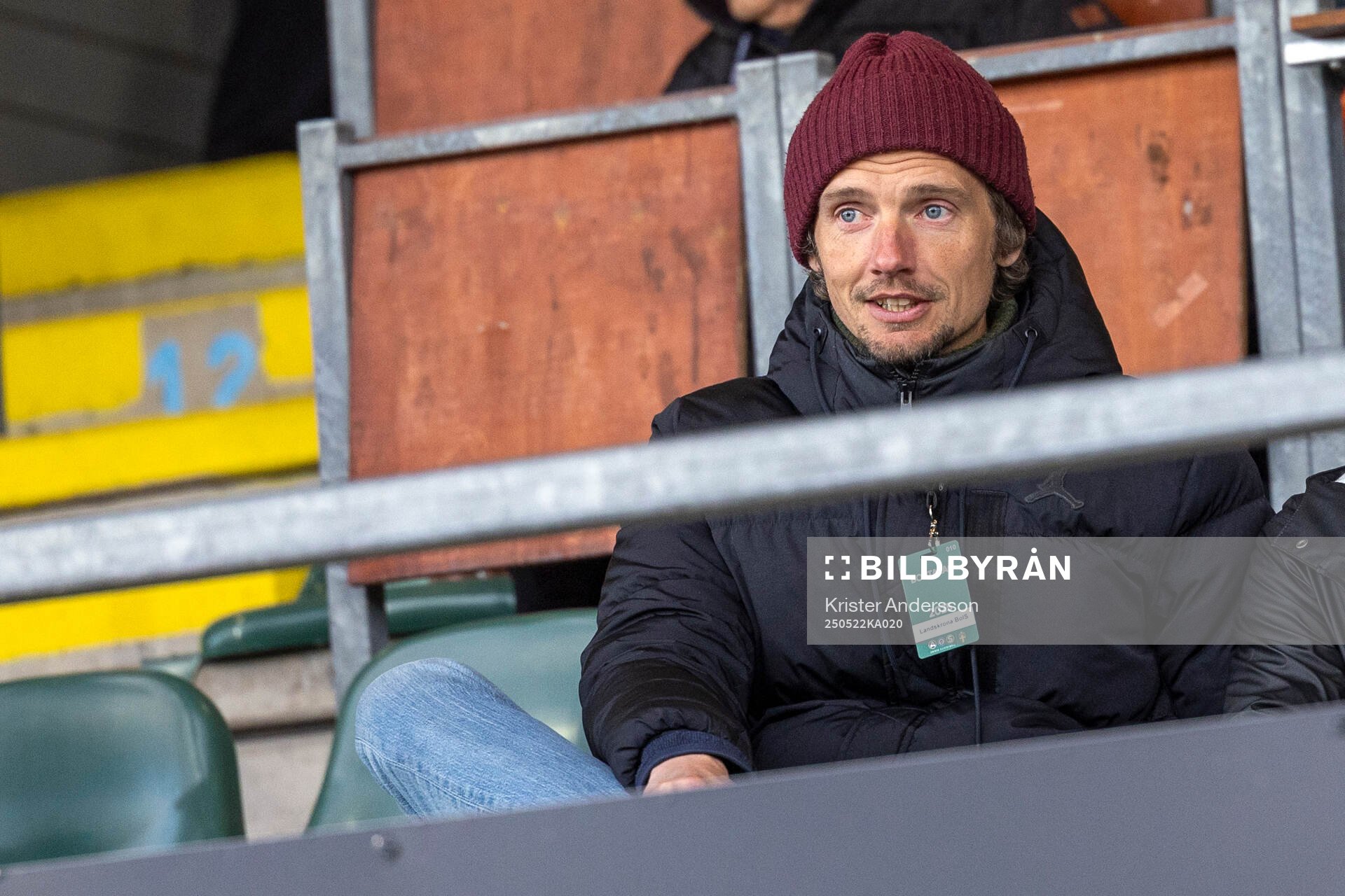 Robin Asterhed på läktaren under fotbollsmatchen i Superettan mellan Varberg och Landskrona den 22 maj 2025 i Varberg. 