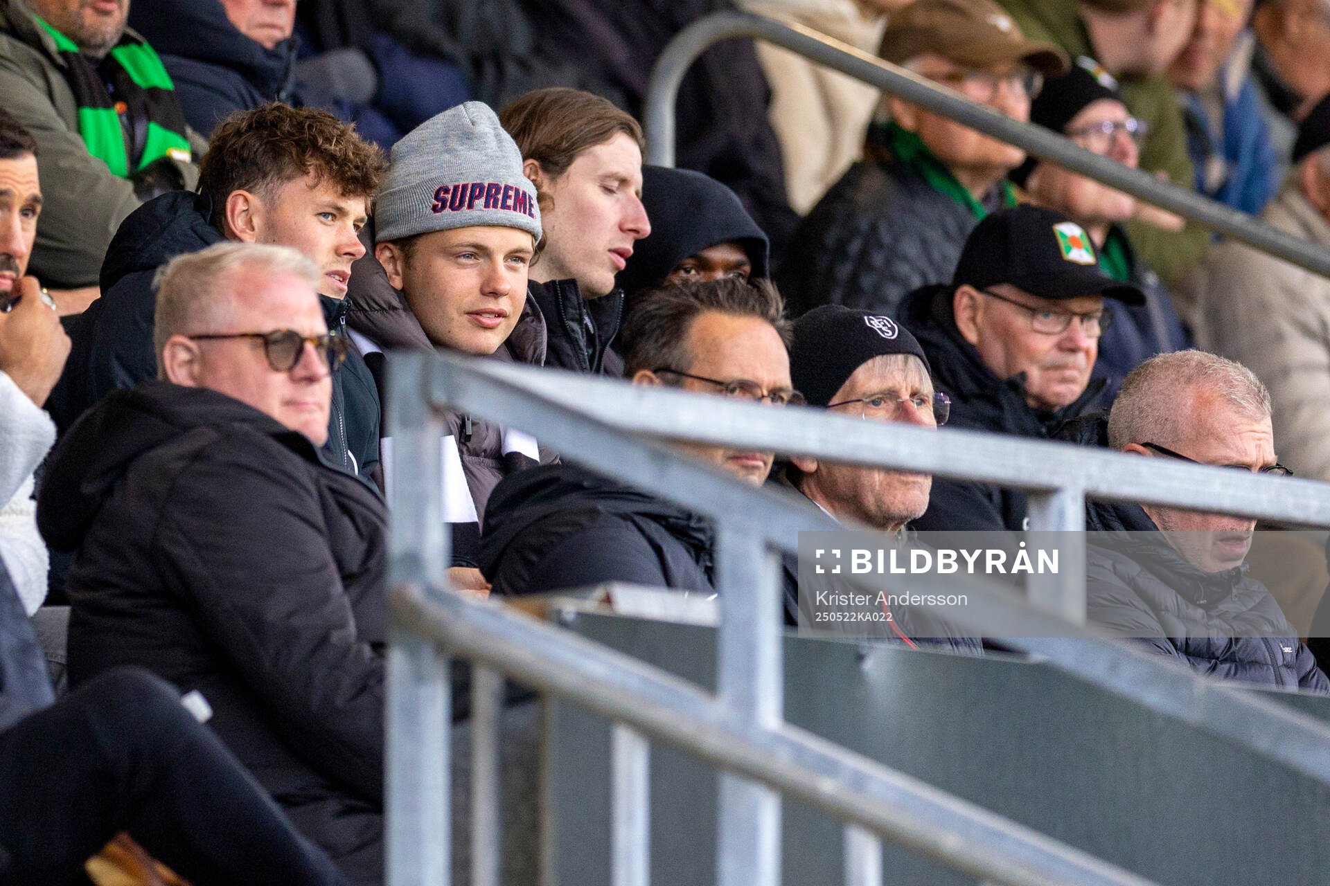Frederik Ihler på läktaren under fotbollsmatchen i Superettan mellan Varberg och Landskrona den 22 maj 2025 i Varberg. 