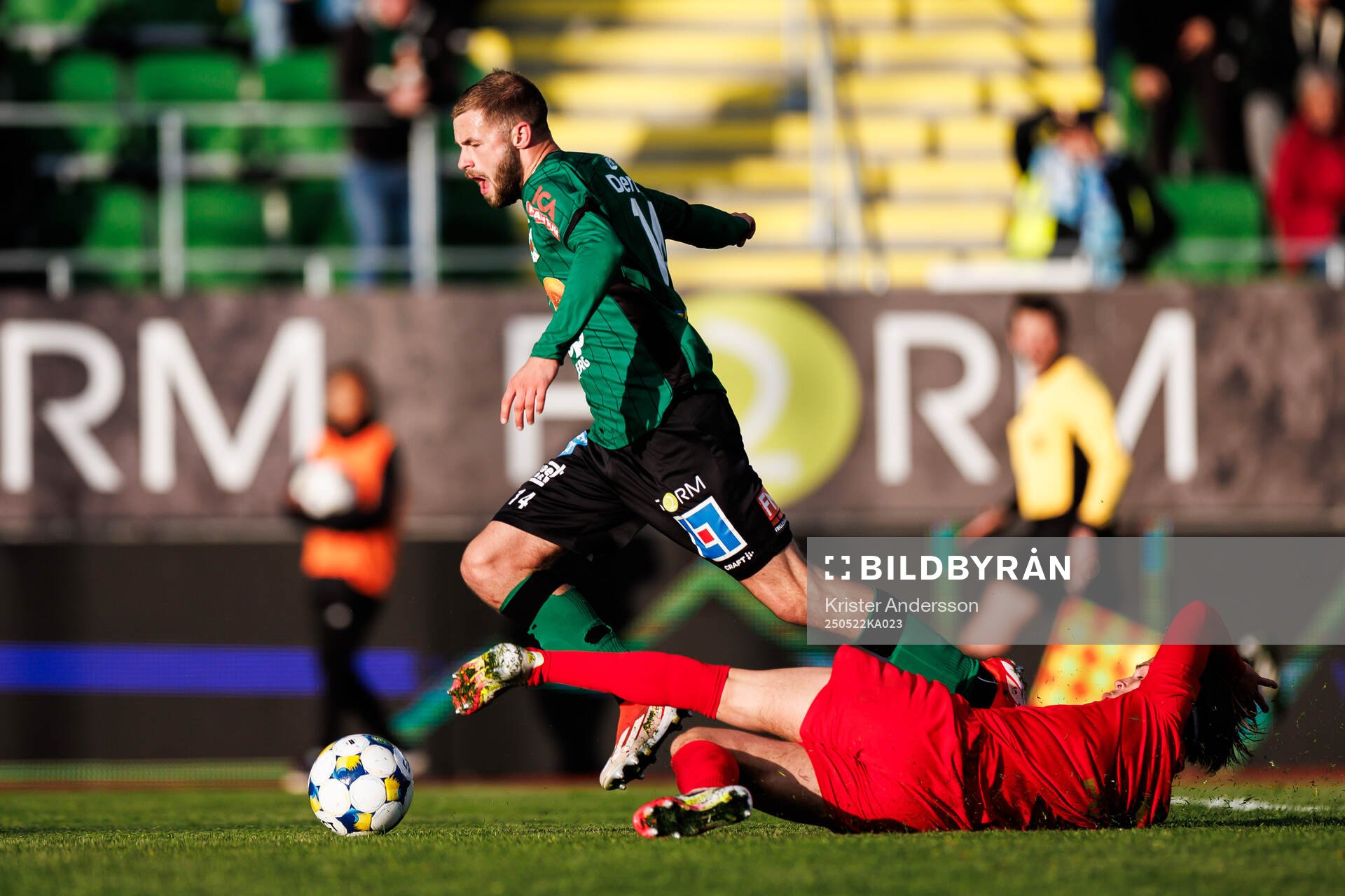 Varbergs Oliver Alfonsi och Landskronas Victor Karlsson under fotbollsmatchen i Superettan mellan Varberg och Landskrona den 22 maj 2025 i Varberg.