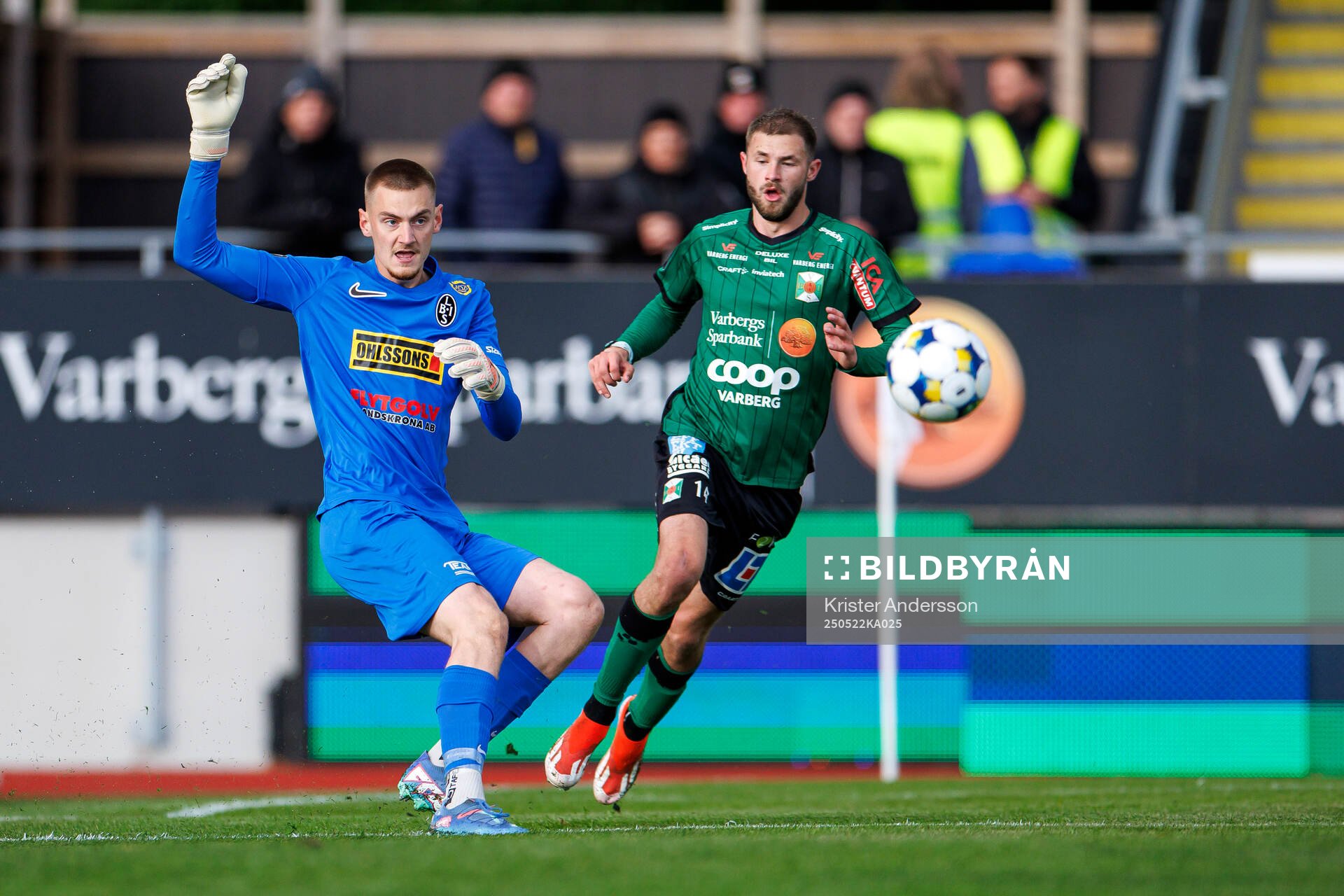 Landskronas målvakt Marcus Pettersson och Varbergs Oliver Alfonsi under fotbollsmatchen i Superettan mellan Varberg och Landskrona den 22 maj 2025 i Varberg.