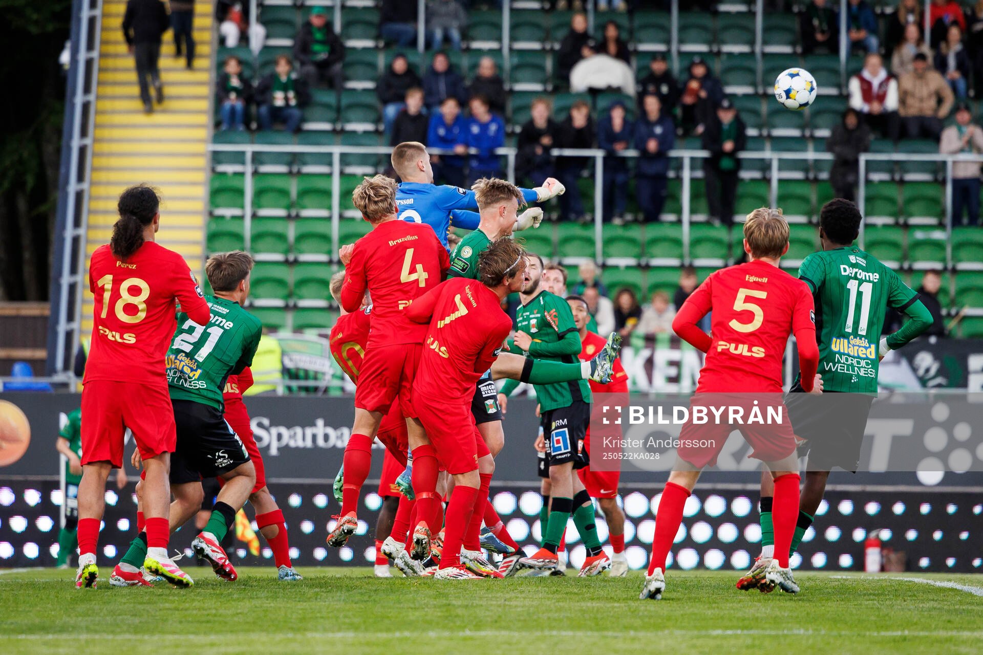 Landskronas målvakt Marcus Pettersson boxar bort bollen under fotbollsmatchen i Superettan mellan Varberg och Landskrona den 22 maj 2025 i Varberg.