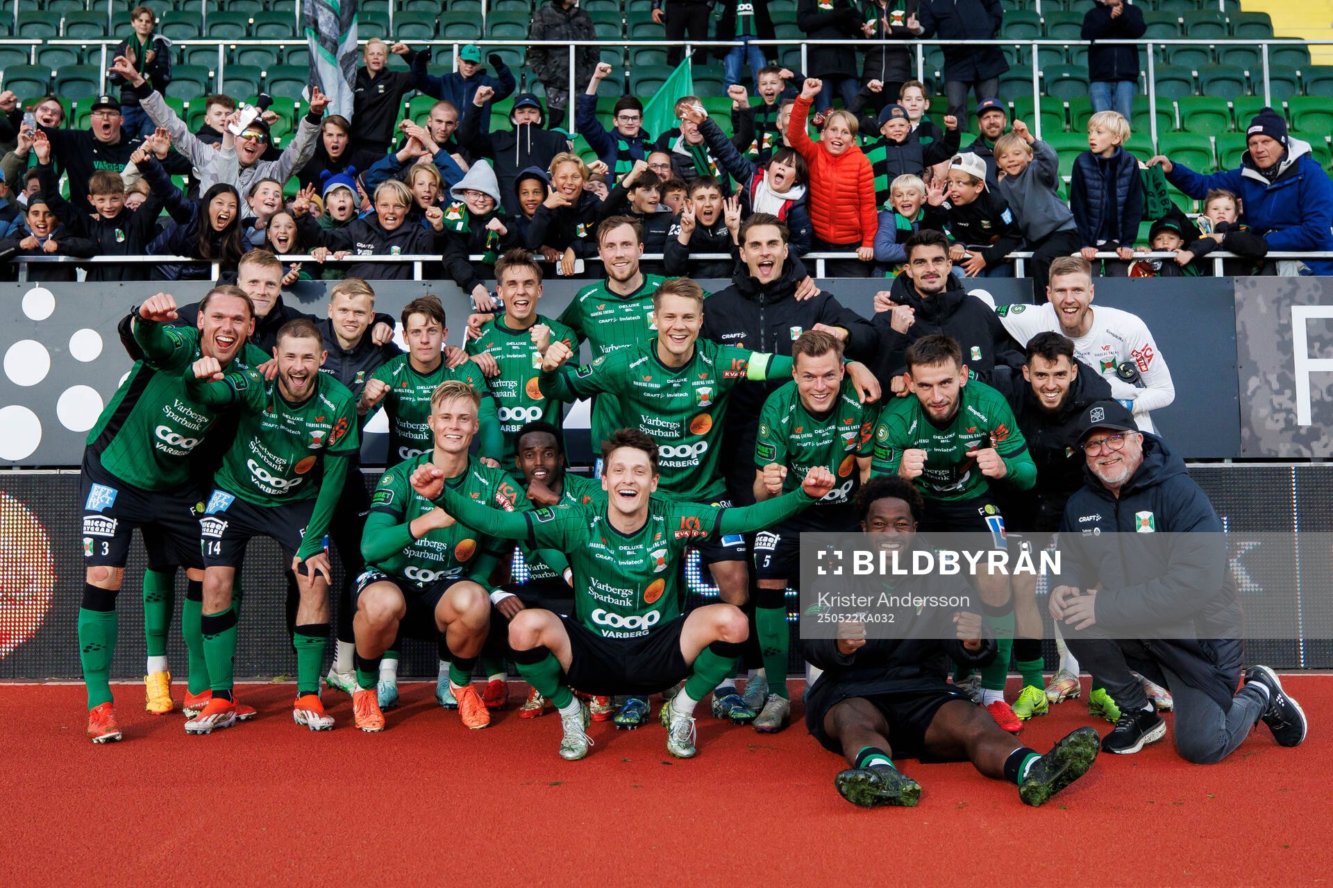 Varbergs spelare jublar efter fotbollsmatchen i Superettan mellan Varberg och Landskrona den 22 maj 2025 i Varberg. 