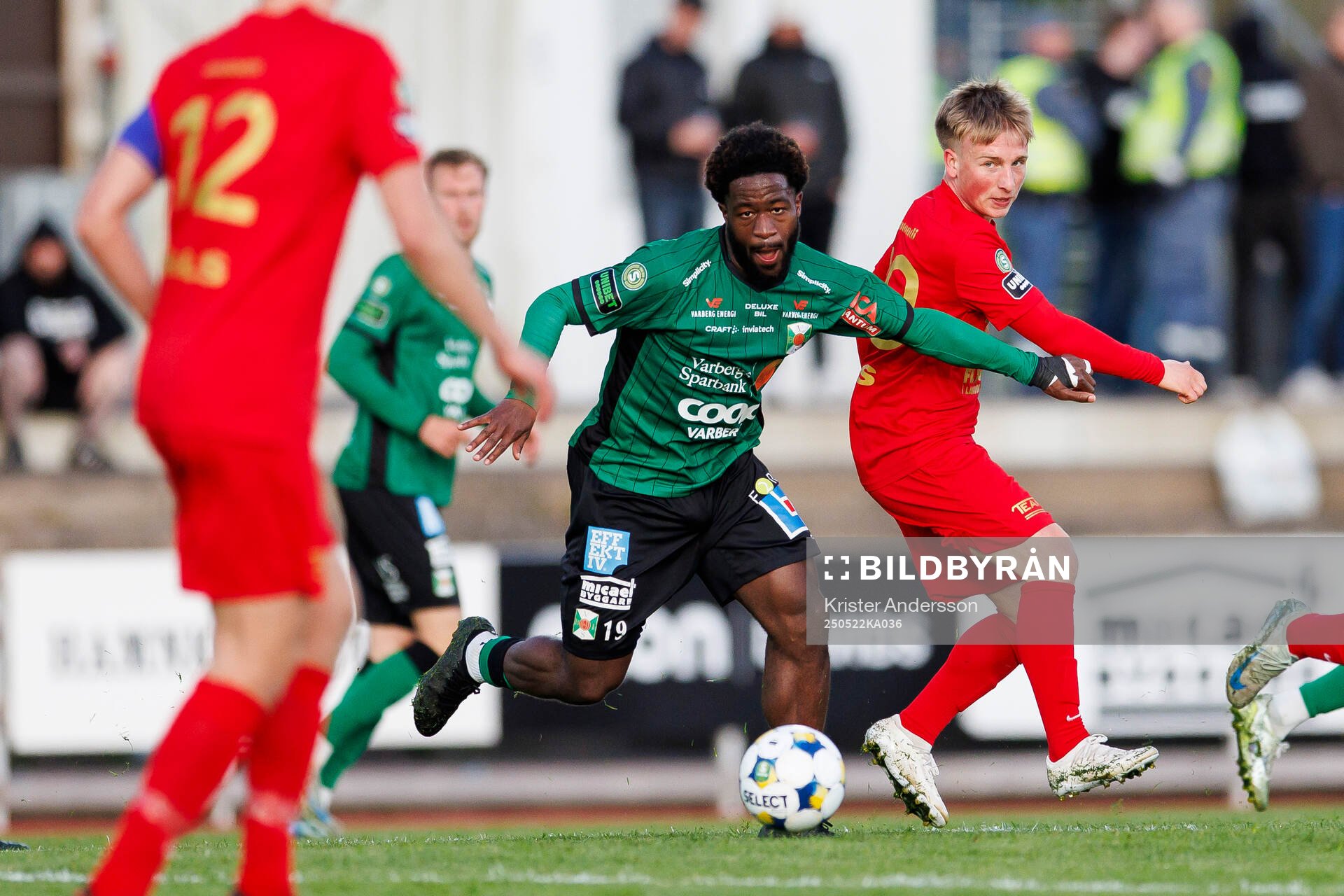 Varbergs Kevin Appiah Nyarko och Landskronas Constantino Capotondi under fotbollsmatchen i Superettan mellan Varberg och Landskrona den 22 maj 2025 i Varberg. 