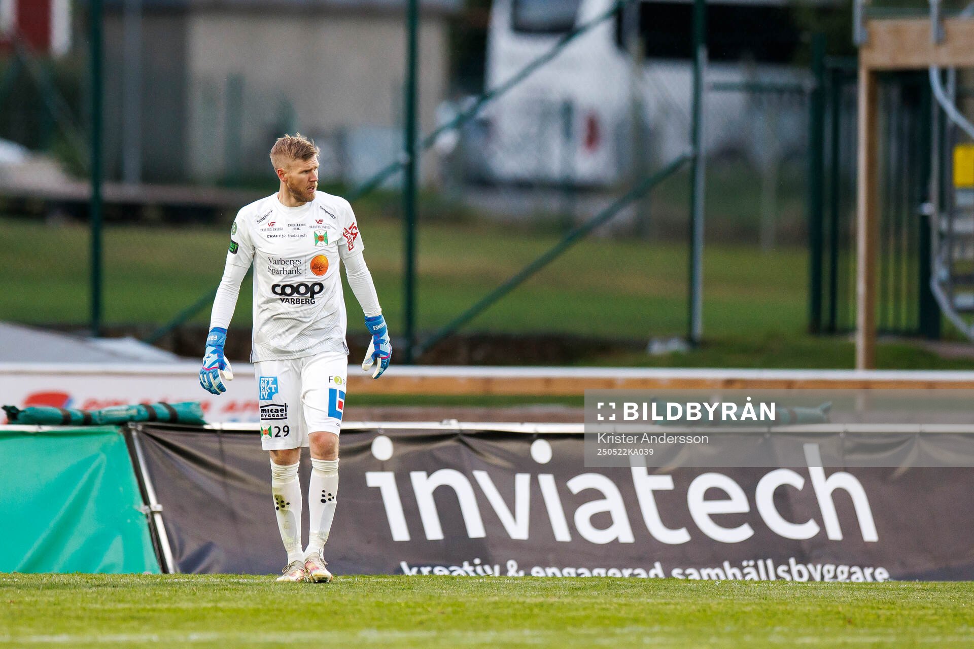 Varbergs målvakt Fredrik Andersson under fotbollsmatchen i Superettan mellan Varberg och Landskrona den 22 maj 2025 i Varberg. 