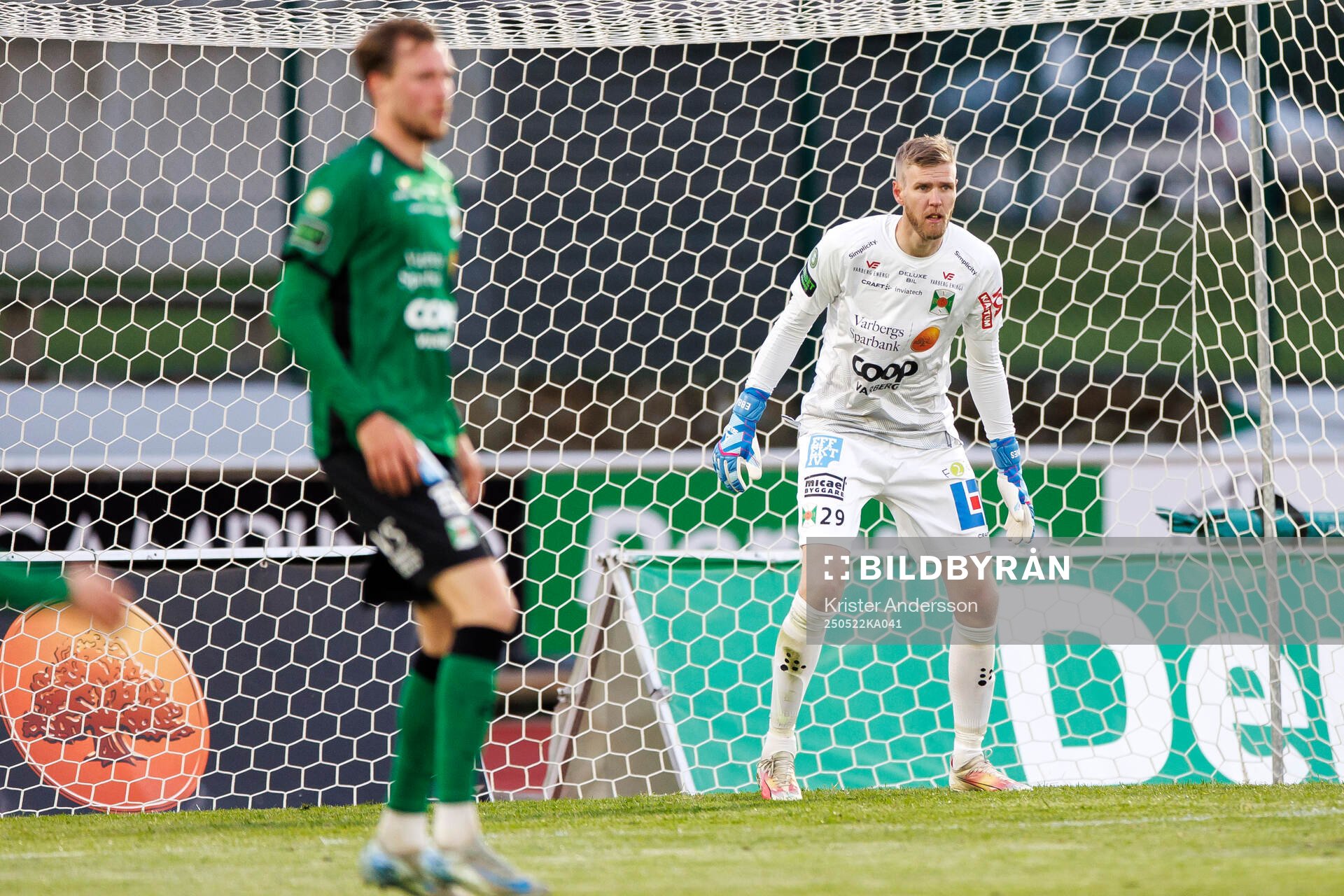 Varbergs målvakt Fredrik Andersson under fotbollsmatchen i Superettan mellan Varberg och Landskrona den 22 maj 2025 i Varberg. 