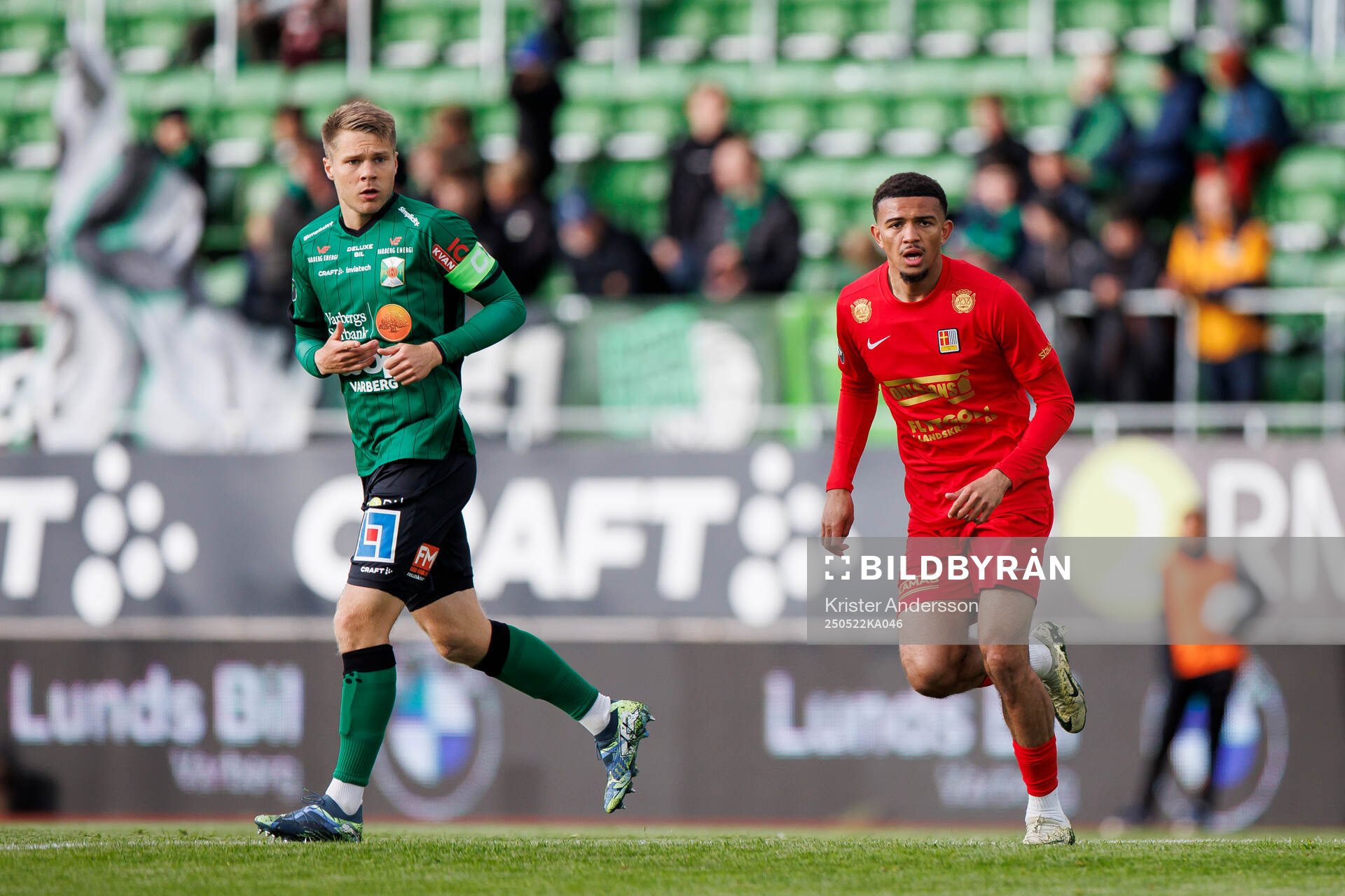 Varbergs Gustav Broman och Landskronas Cameron Streete under fotbollsmatchen i Superettan mellan Varberg och Landskrona den 22 maj 2025 i Varberg.