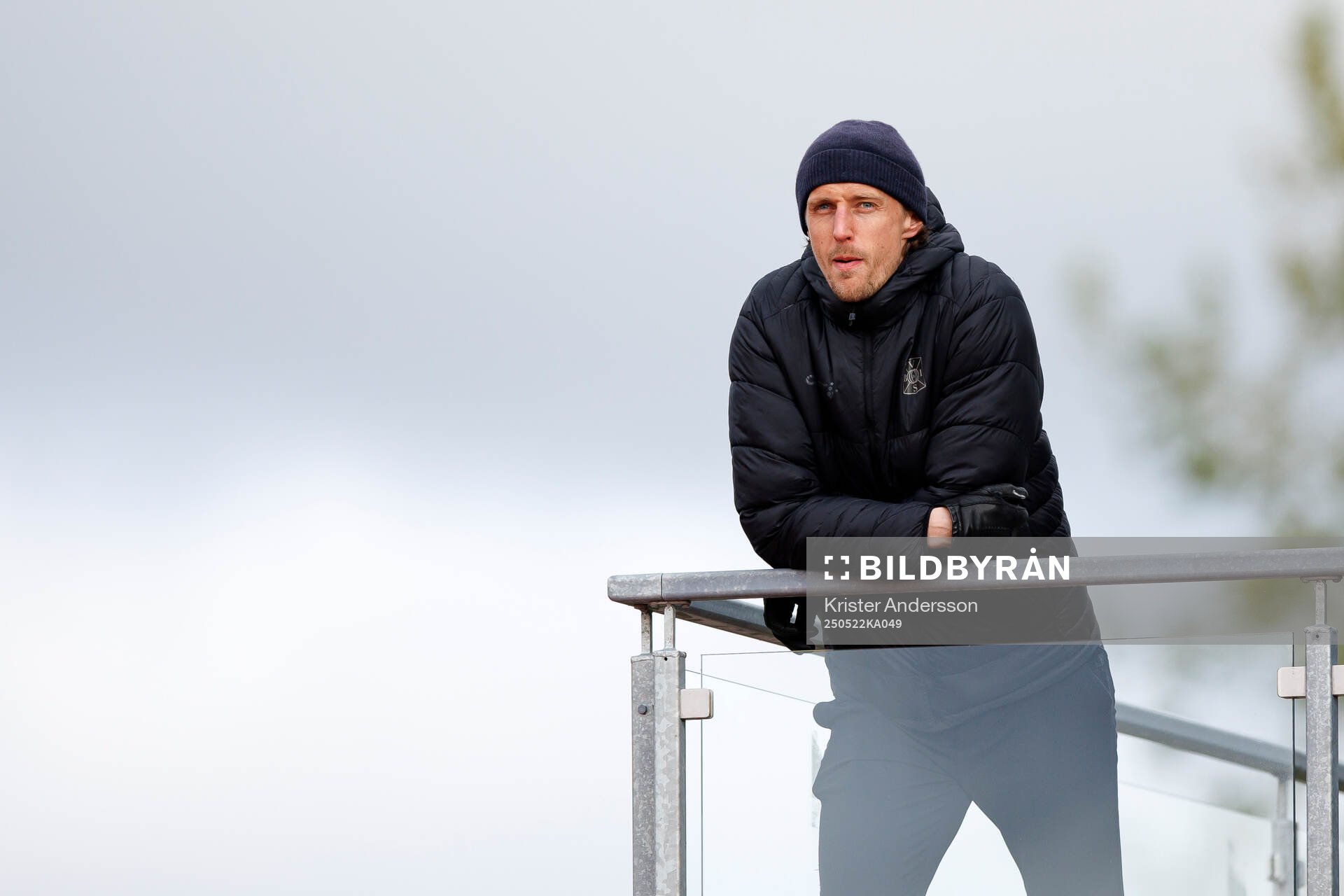 Varbergs Joakim Lindner på läktaren under fotbollsmatchen i Superettan mellan Varberg och Landskrona den 22 maj 2025 i Varberg. 