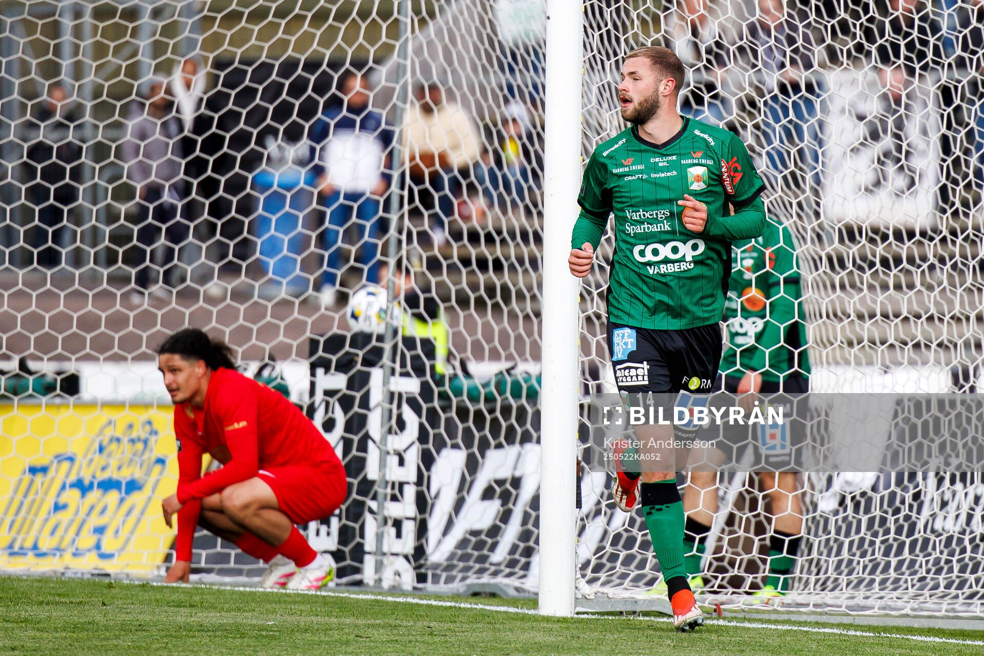 Varbergs Oliver Alfonsi jublar efter 3-0 under fotbollsmatchen i Superettan mellan Varberg och Landskrona den 22 maj 2025 i Varberg. 