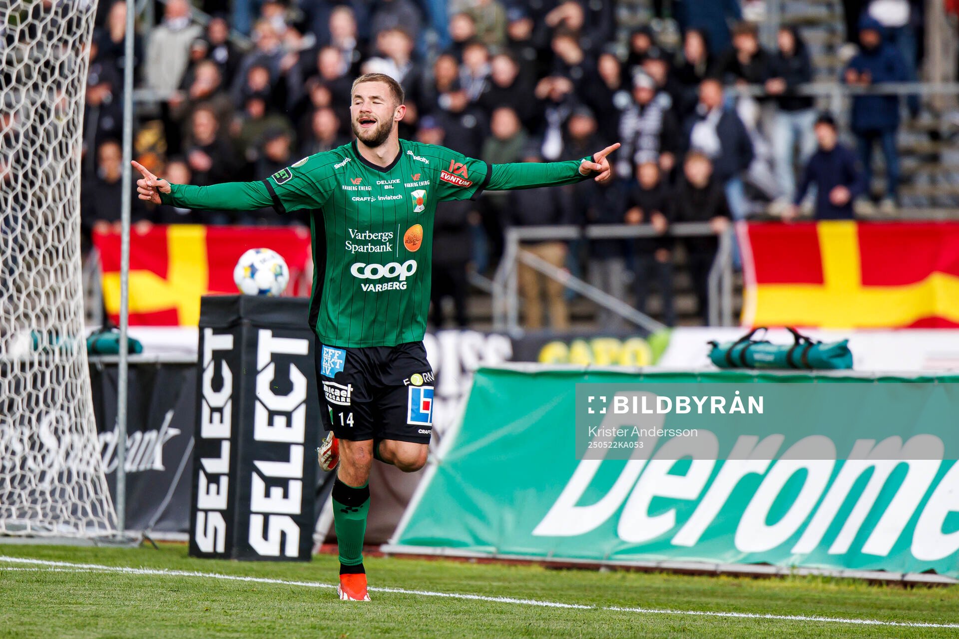 Varbergs Oliver Alfonsi jublar efter 3-0 under fotbollsmatchen i Superettan mellan Varberg och Landskrona den 22 maj 2025 i Varberg. 