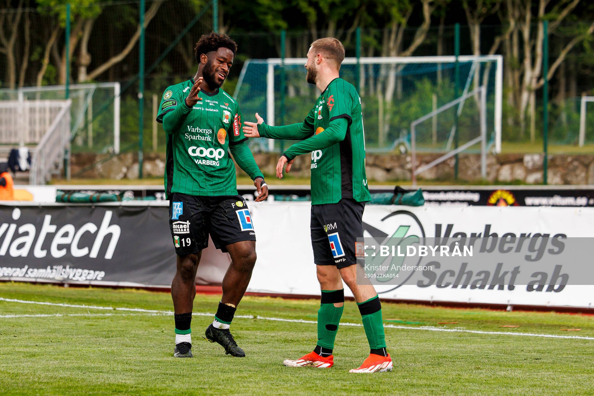 Varbergs Kevin Appiah Nyarko och Oliver Alfonsi jublar