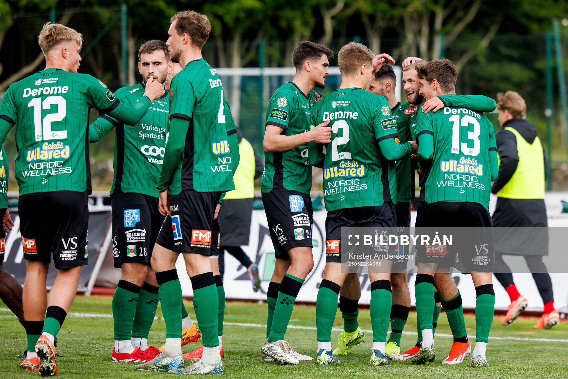 Varbergs spelare jublar efter 3-0 av Oliver Alfonsi under fotbollsmatchen i Superettan mellan Varberg och Landskrona den 22 maj 2025 i Varberg.