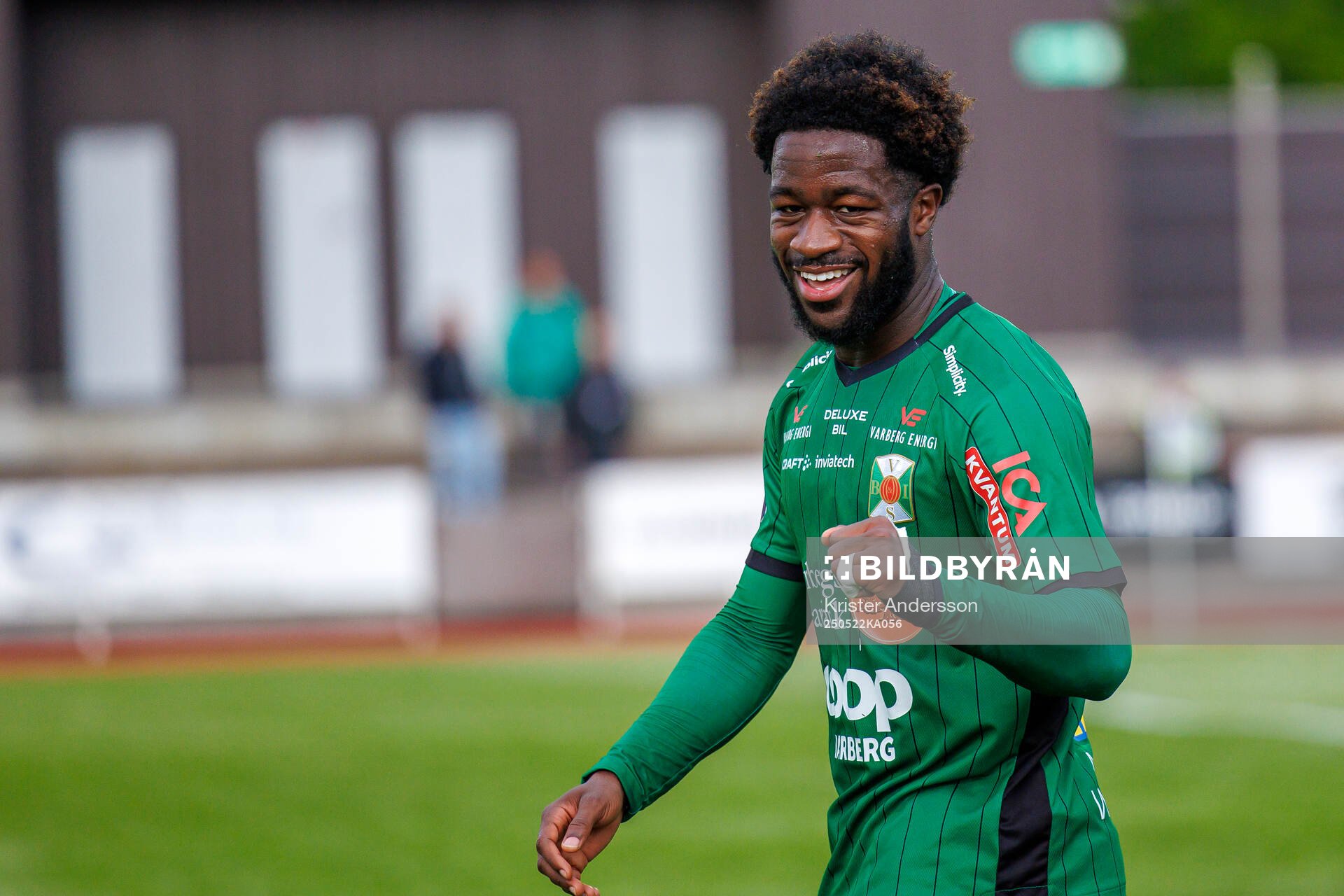 Varbergs Kevin Appiah Nyarko jublar efter 4-0 under fotbollsmatchen i Superettan mellan Varberg och Landskrona den 22 maj 2025 i Varberg.