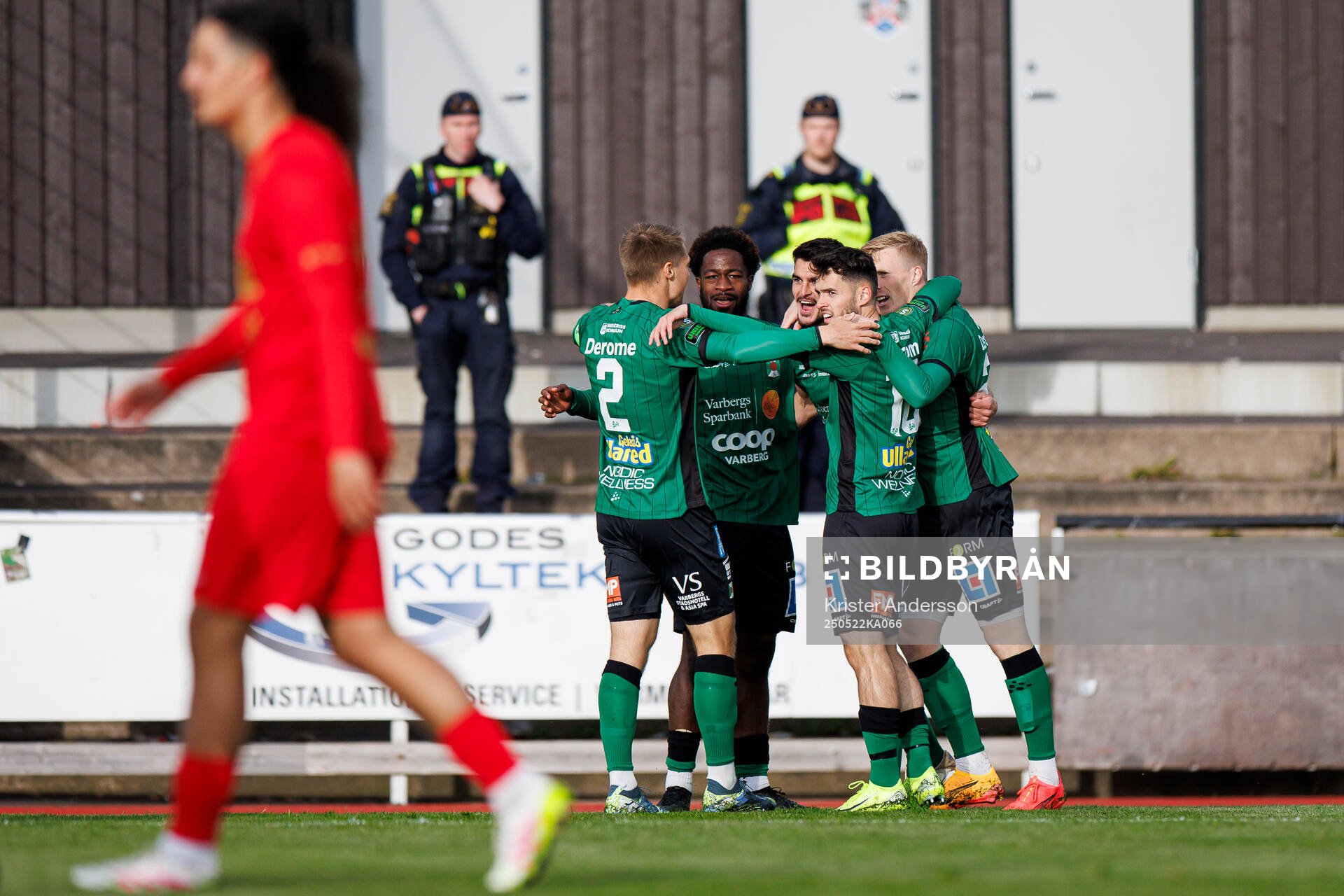 Varbergs spelare jublar under fotbollsmatchen i Superettan mellan Varberg och Landskrona den 22 maj 2025 i Varberg. 