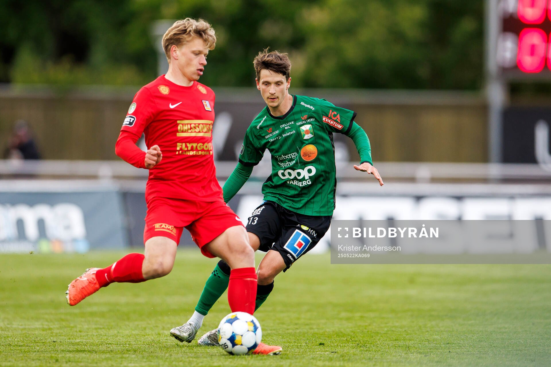 Landskronas Gustaf Bruzelius och Varbergs Olle Edlund under fotbollsmatchen i Superettan mellan Varberg och Landskrona den 22 maj 2025 i Varberg.
