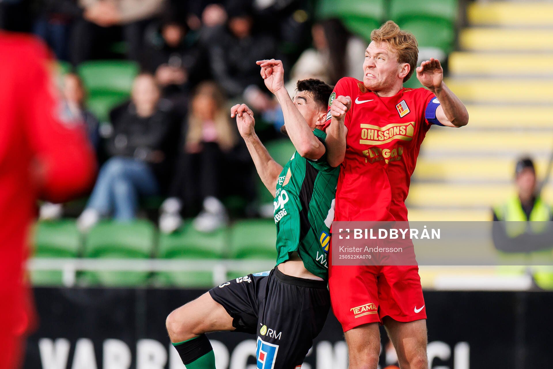 Varbergs Marc Ante Tokich och Landskronas Melker Jonsson under fotbollsmatchen i Superettan mellan Varberg och Landskrona den 22 maj 2025 i Varberg.