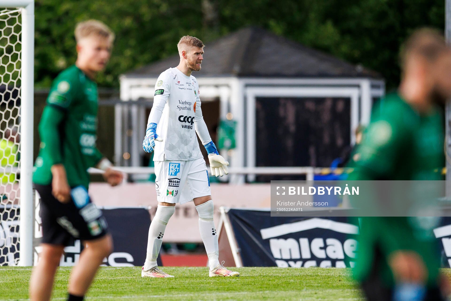 Varbergs målvakt Fredrik Andersson under fotbollsmatchen i Superettan mellan Varberg och Landskrona den 22 maj 2025 i Varberg. 