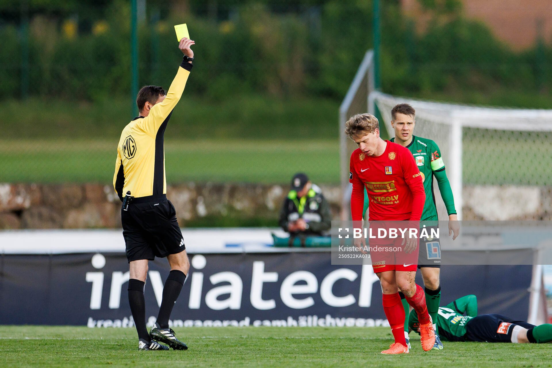 Landskronas Gustaf Bruzelius får gult kort under fotbollsmatchen i Superettan mellan Varberg och Landskrona den 22 maj 2025 i Varberg. 