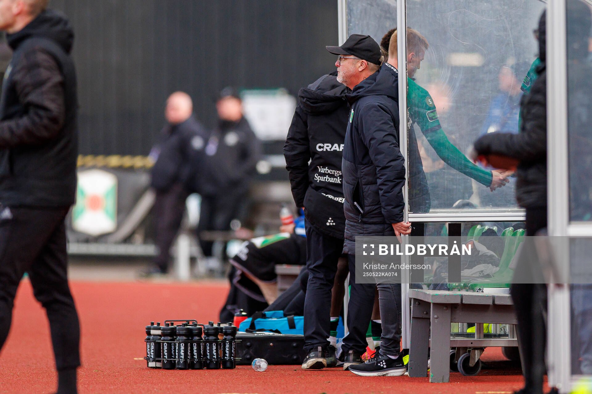 Varbergs tränare Roar Hansen under fotbollsmatchen i Superettan mellan Varberg och Landskrona den 22 maj 2025 i Varberg. 