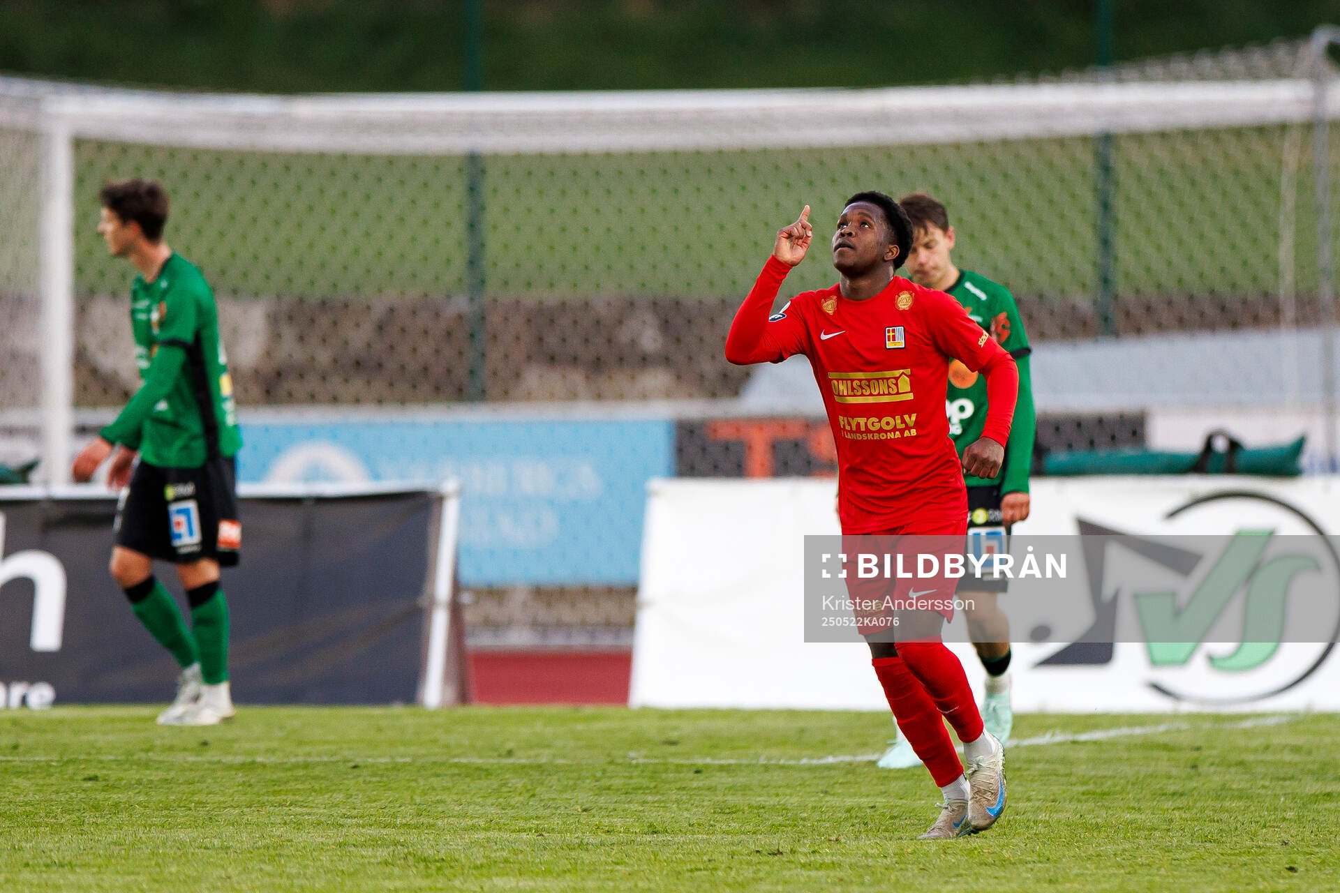 Landskronas Christian Stark jublar efter 4-1 under fotbollsmatchen i Superettan mellan Varberg och Landskrona den 22 maj 2025 i Varberg.