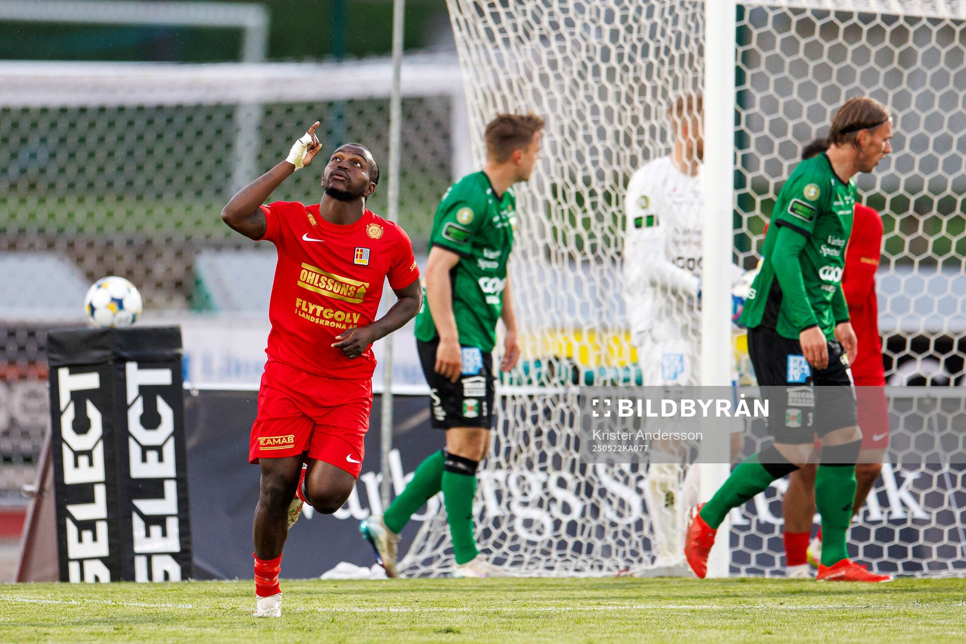 Landskronas Kofi Asare jublar efter 4-2 under fotbollsmatchen i Superettan mellan Varberg och Landskrona den 22 maj 2025 i Varberg. 
